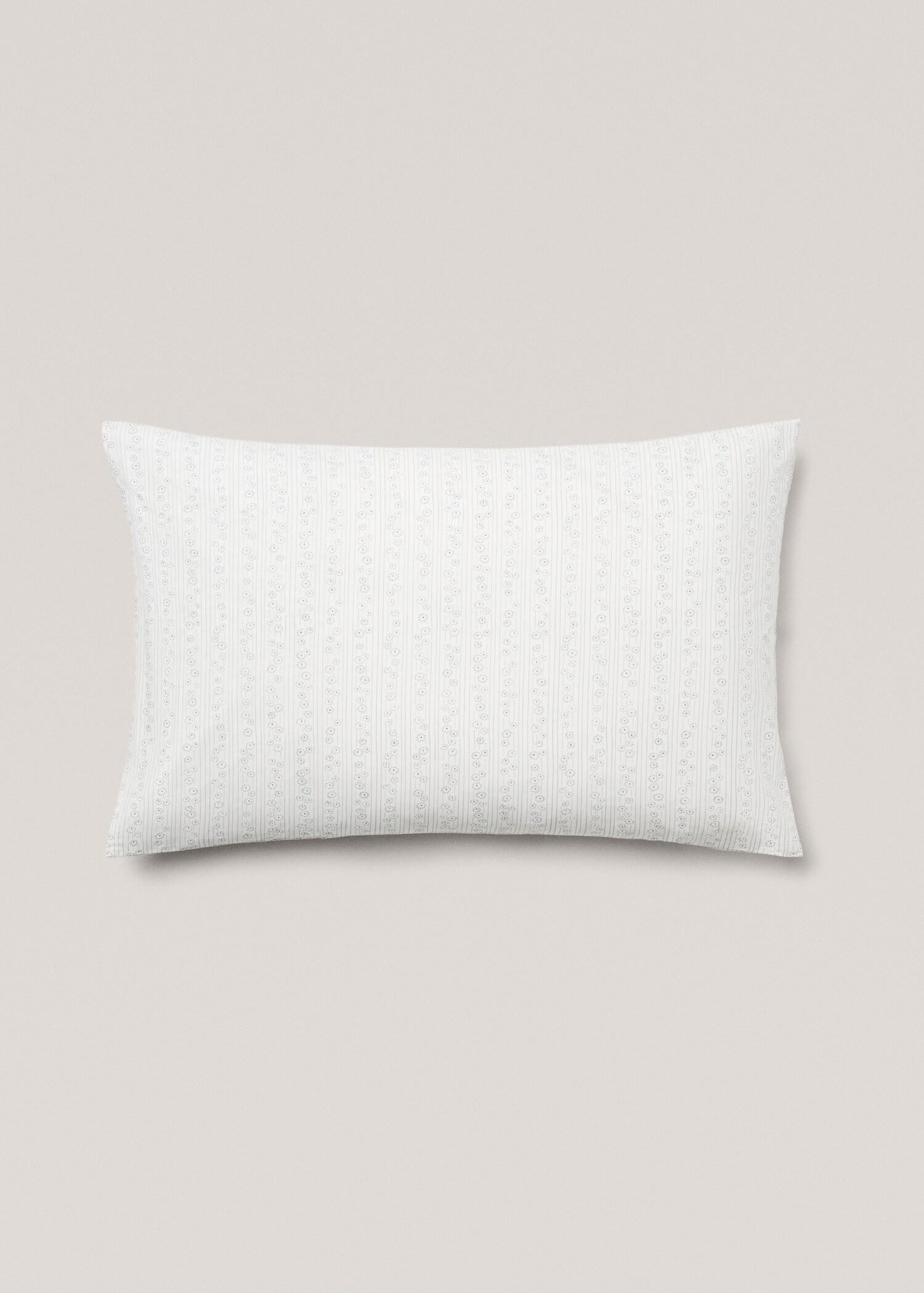 Cotton pillowcase with flowers 50x75cm - Article without model