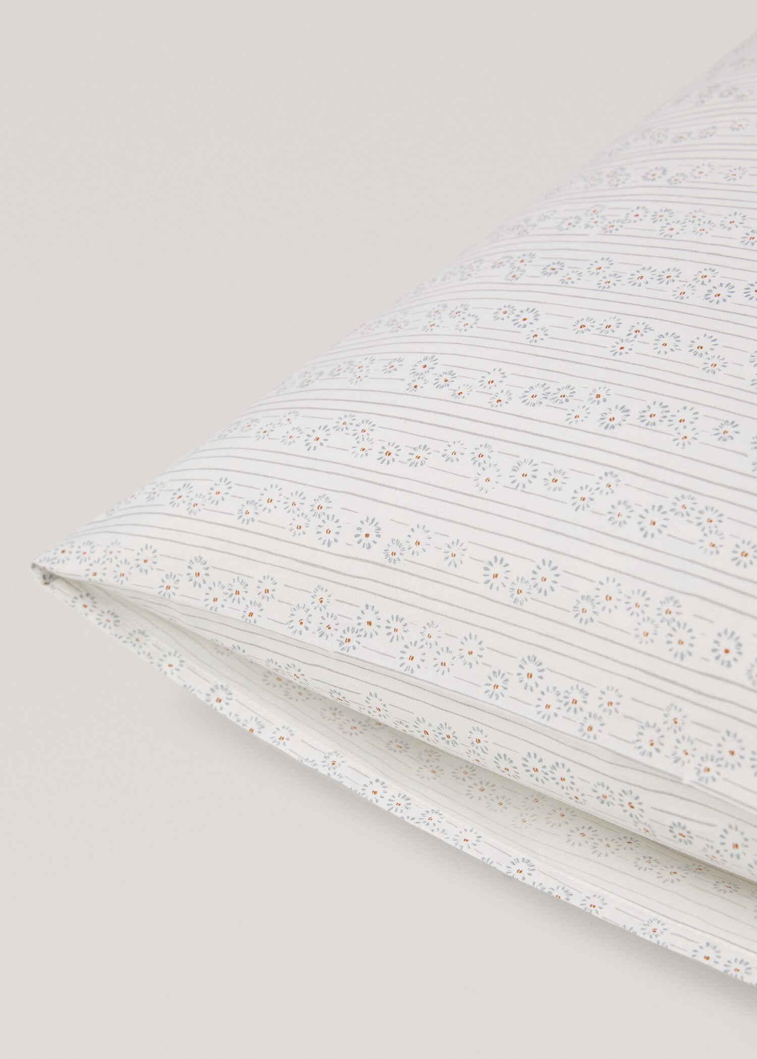 Cotton pillowcase with flowers 50x75cm - Details of the article 2