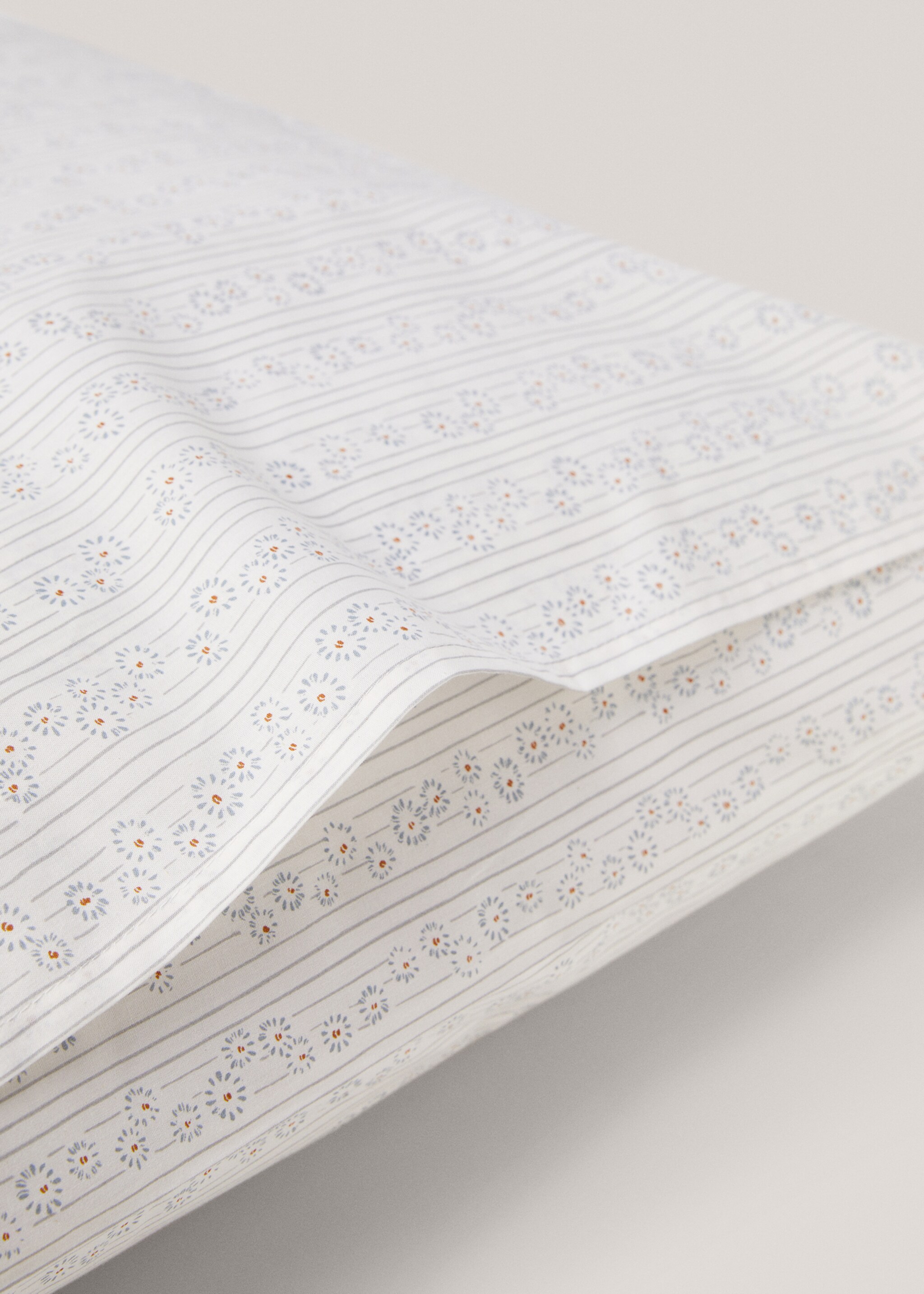 Cotton pillowcase with flowers 50x75cm - Details of the article 3