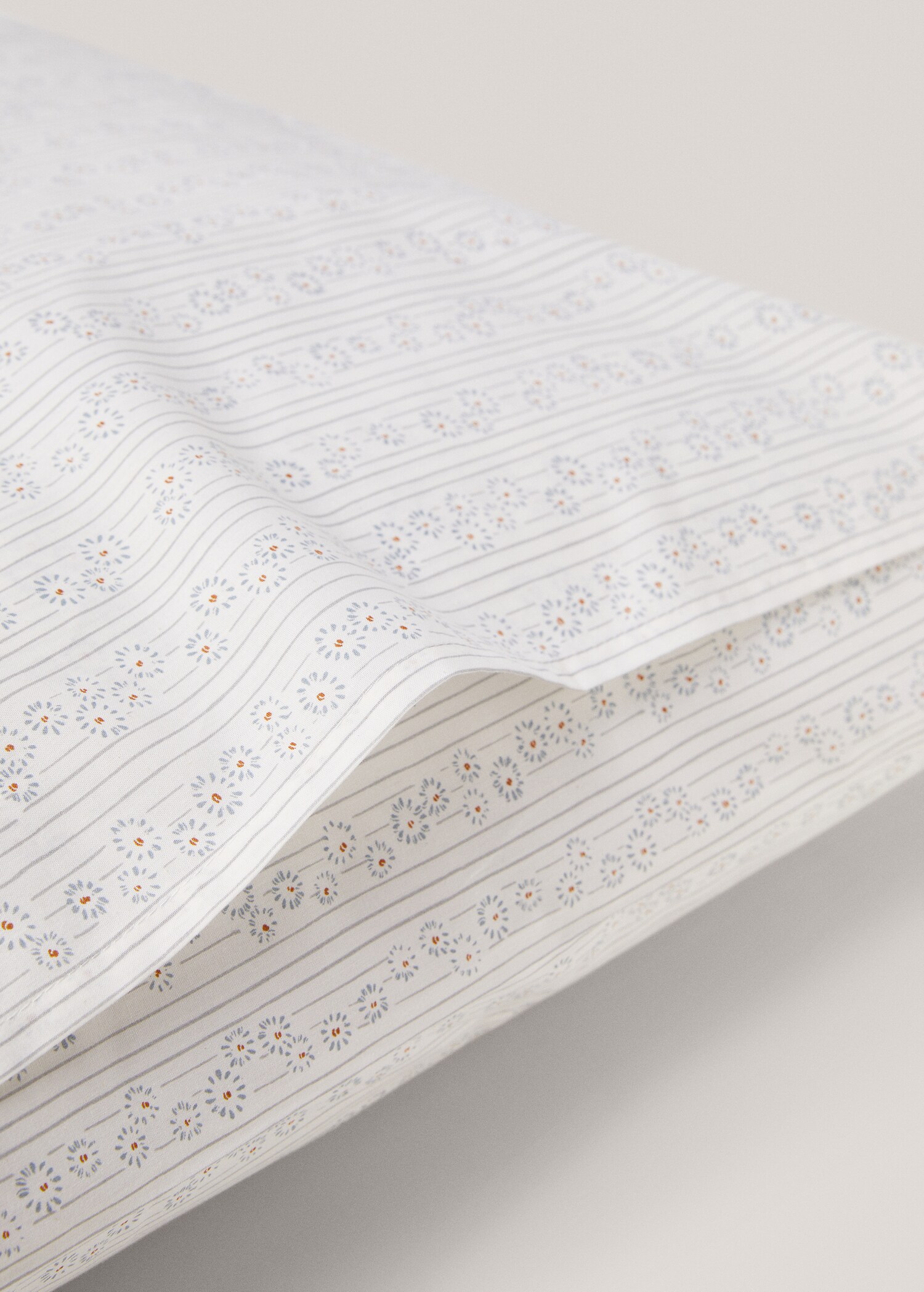 Cotton pillowcase with flowers 50x75cm - Details of the article 3