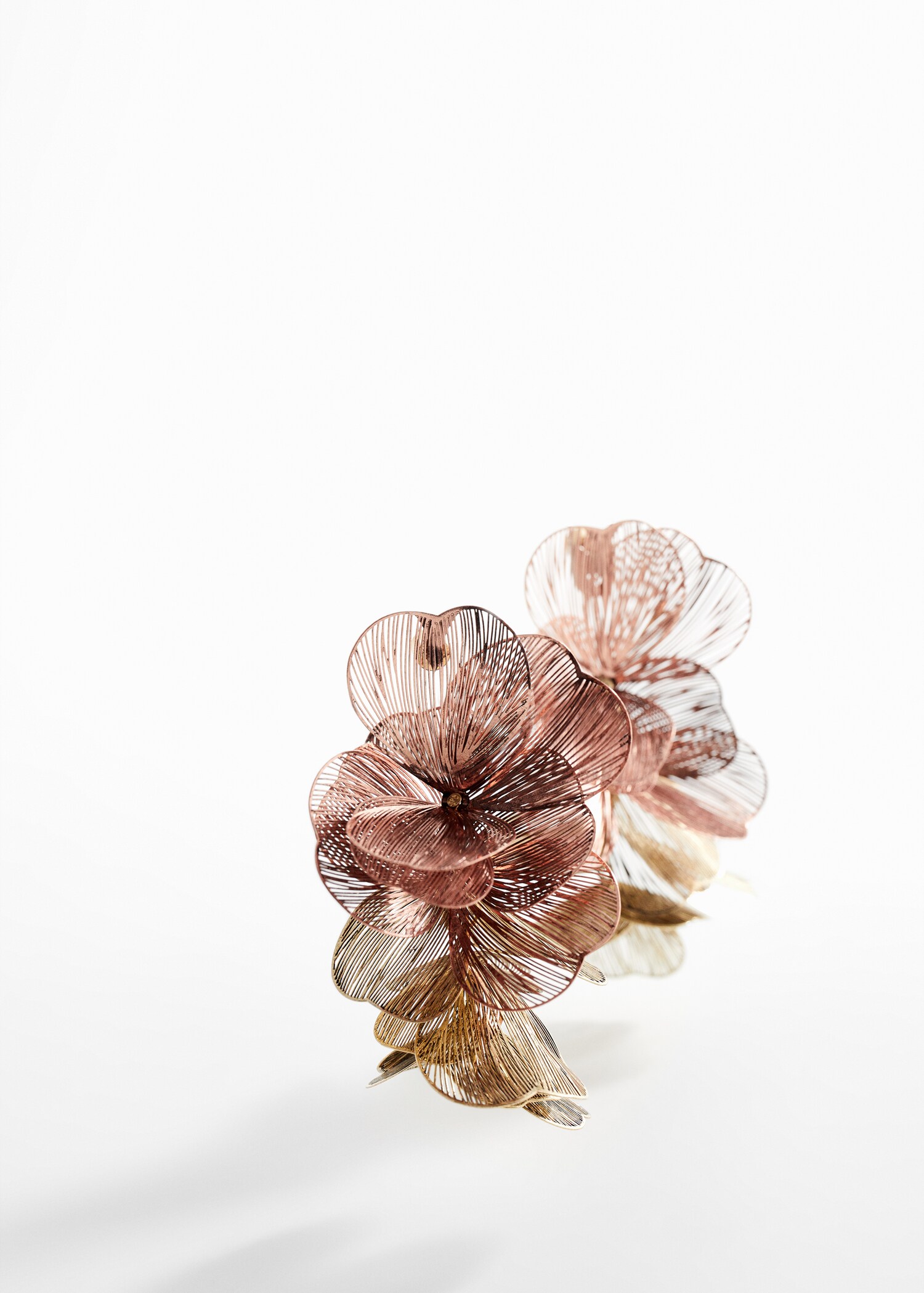 Boucles d'oreilles pendantes fleurs - Plan moyen