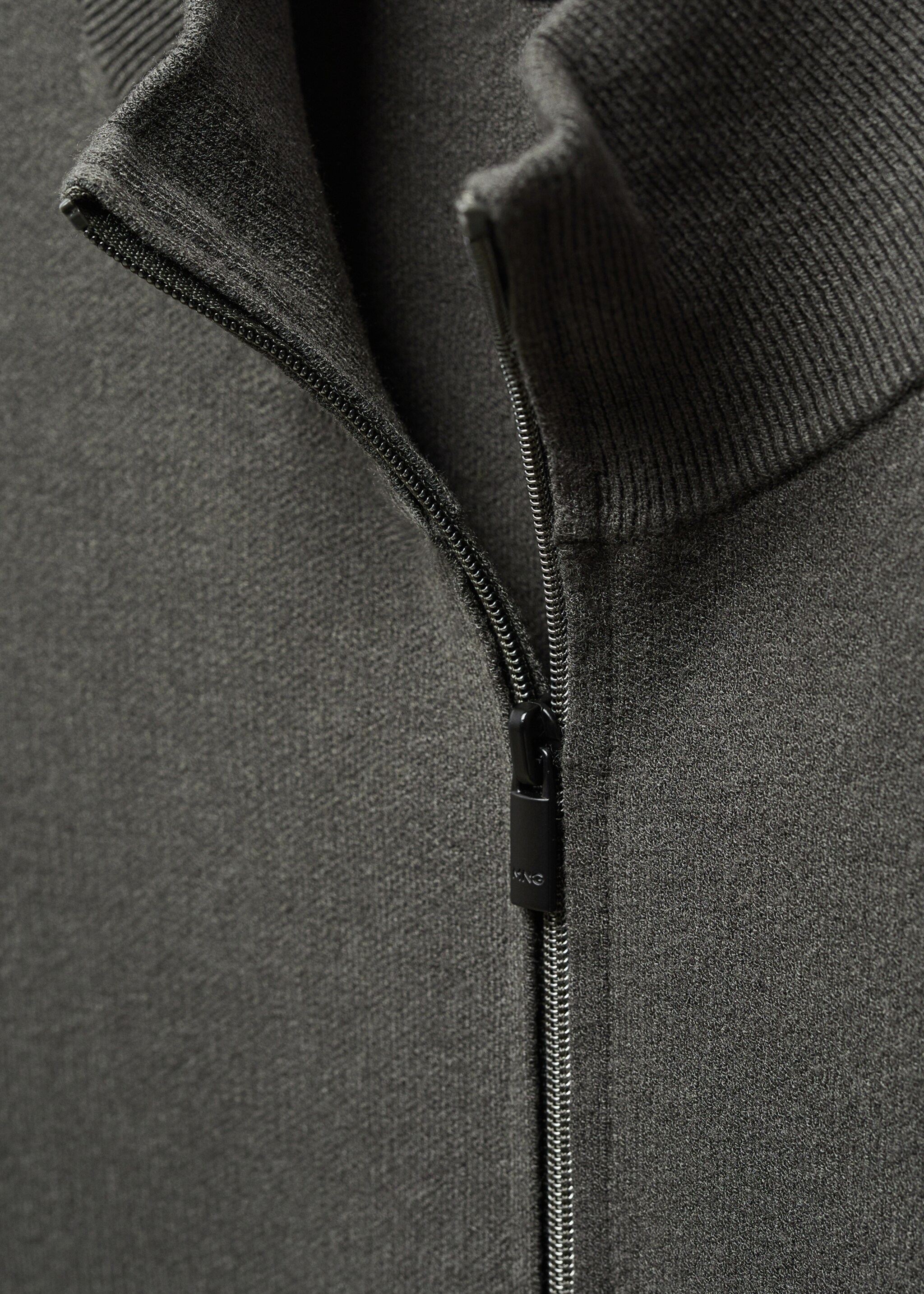 Pullover mit halbhohem Zip-Kragen - Detail des Artikels 8