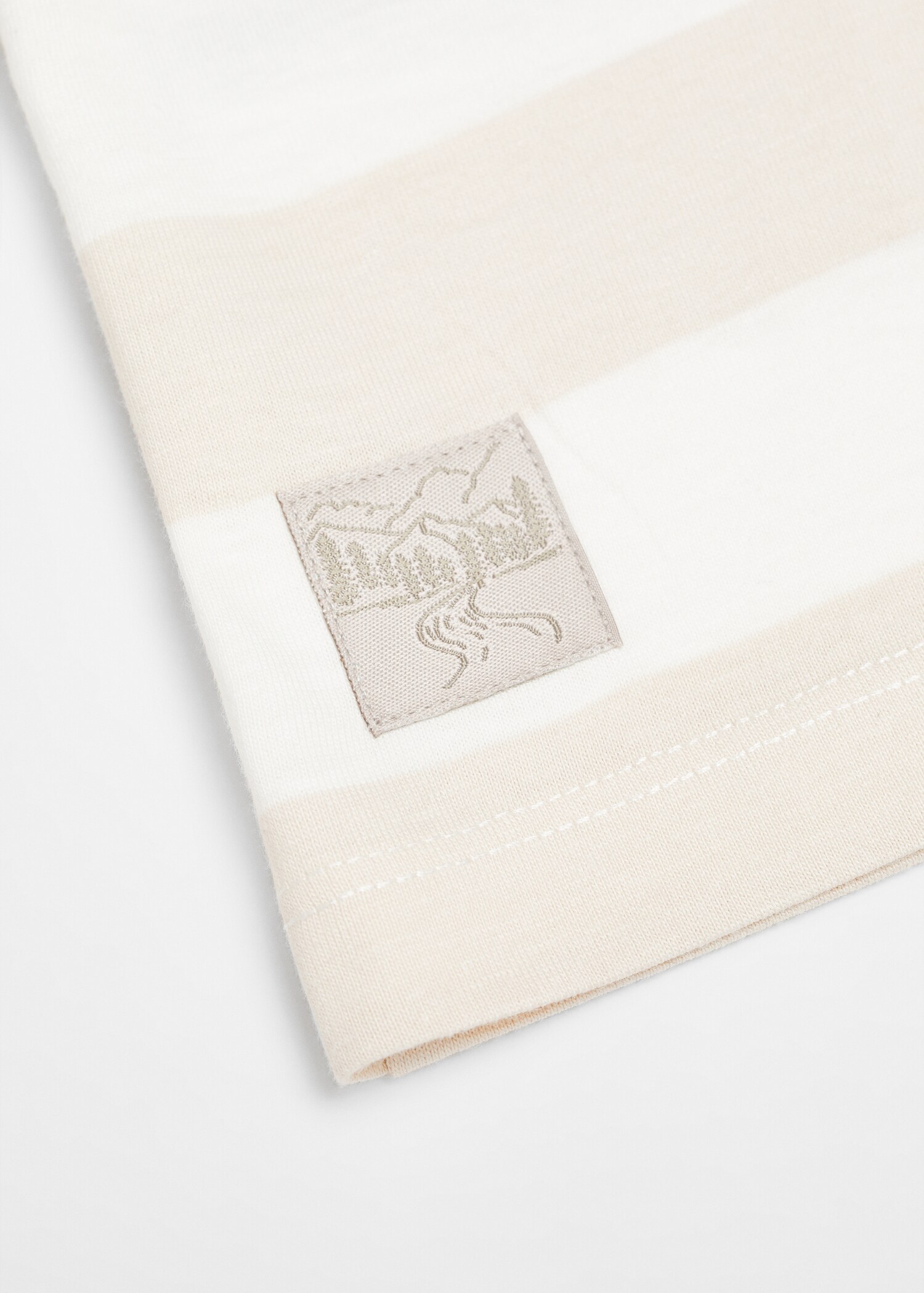 Gestreiftes T-Shirt mit Zeichnung - Detail des Artikels 8