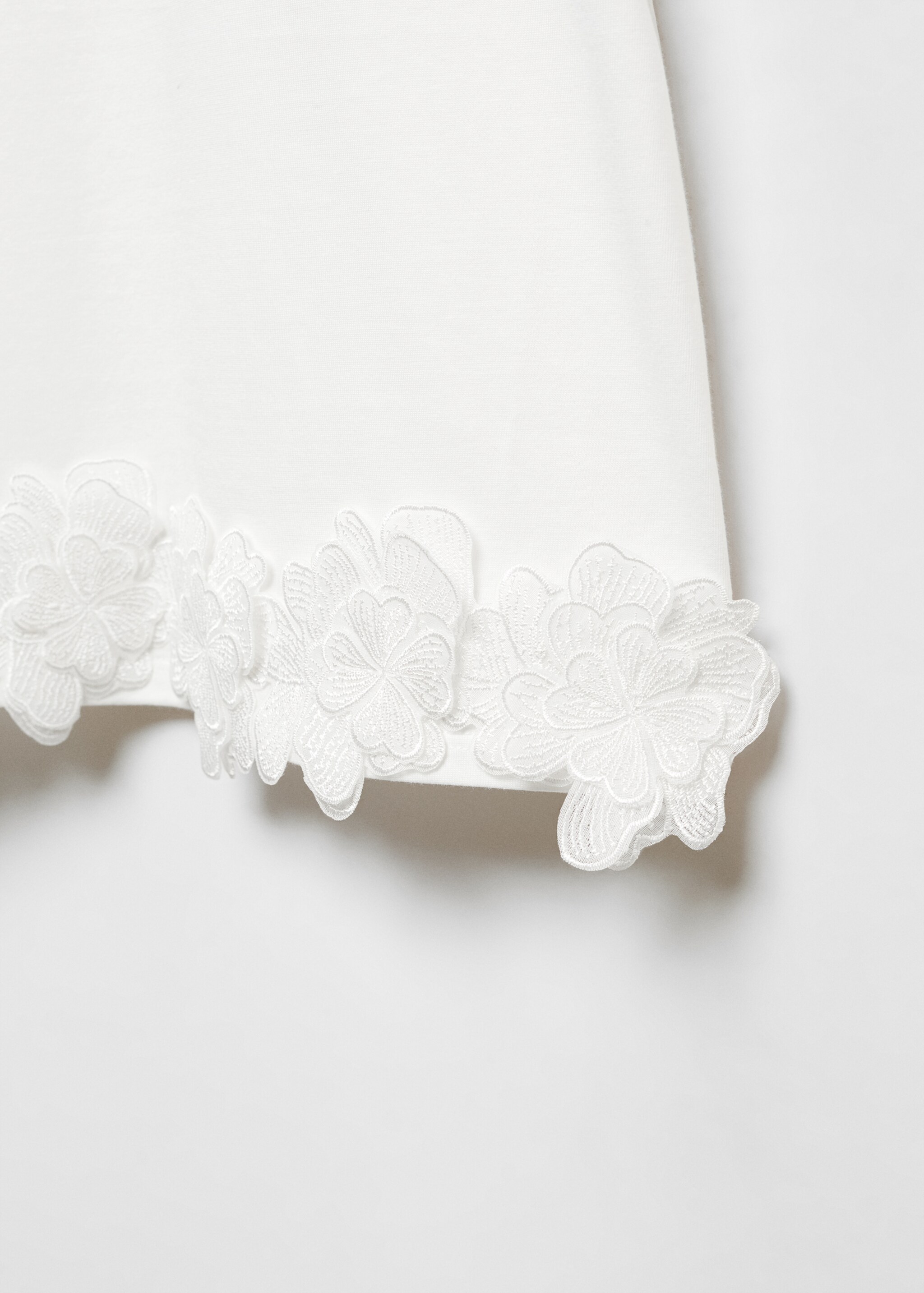 T-Shirt mit aufgesticktem Blumenmotiv - Detail des Artikels 8