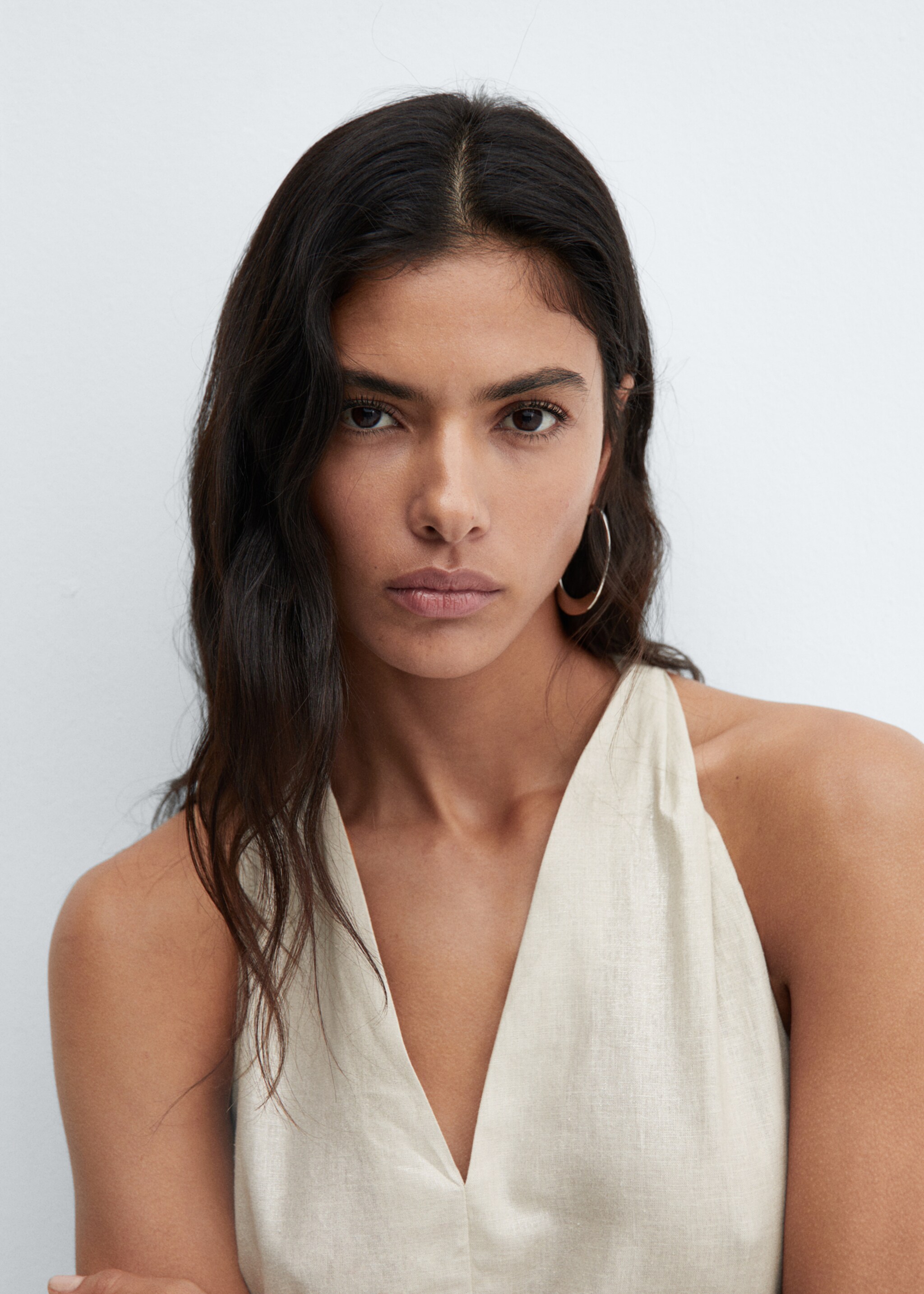 V-neckline linen dress - Details of the article 1, Ecru. Ref: 67024784-00.