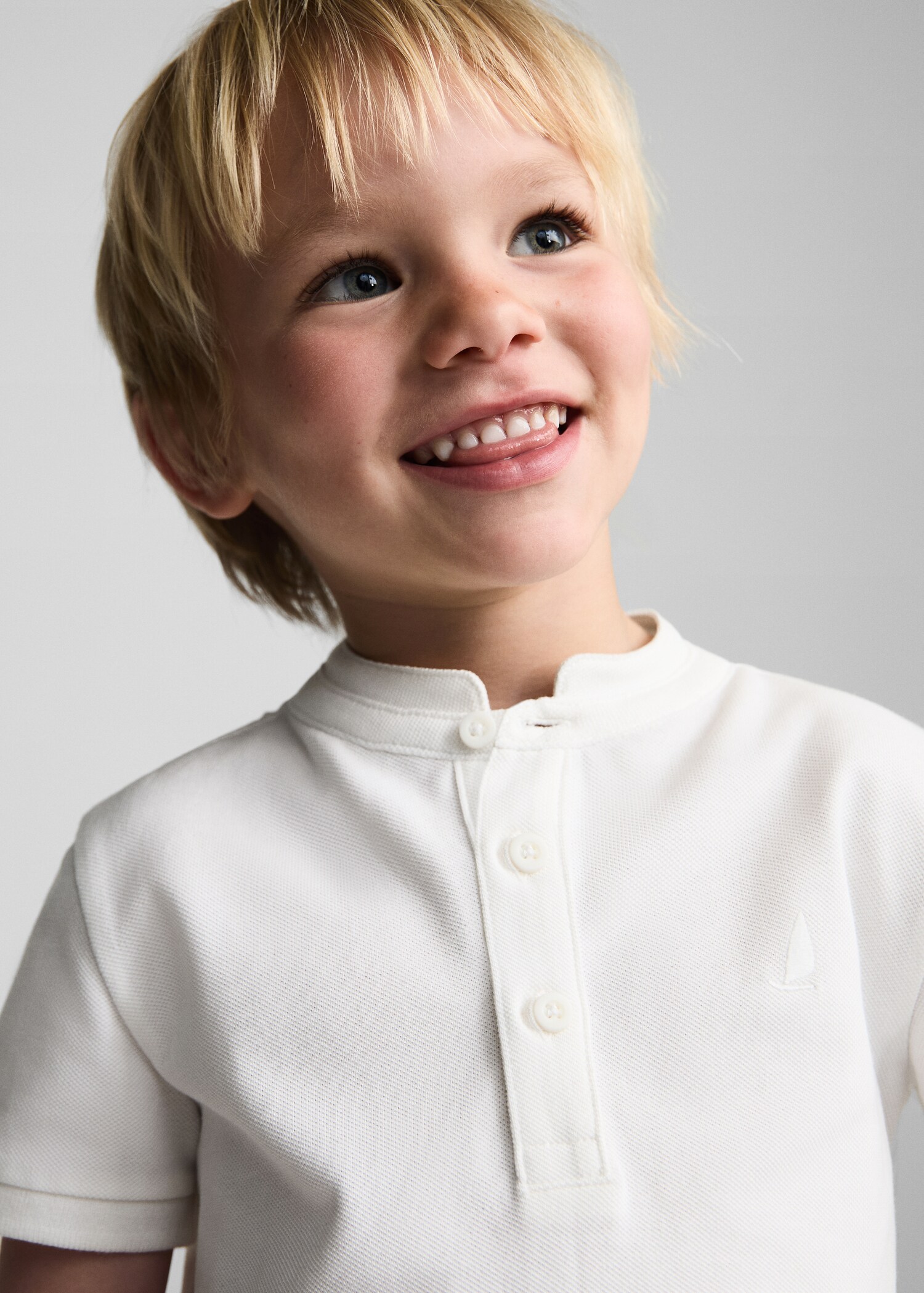 Baumwoll-Poloshirt mit Stehkragen - Detail des Artikels 1