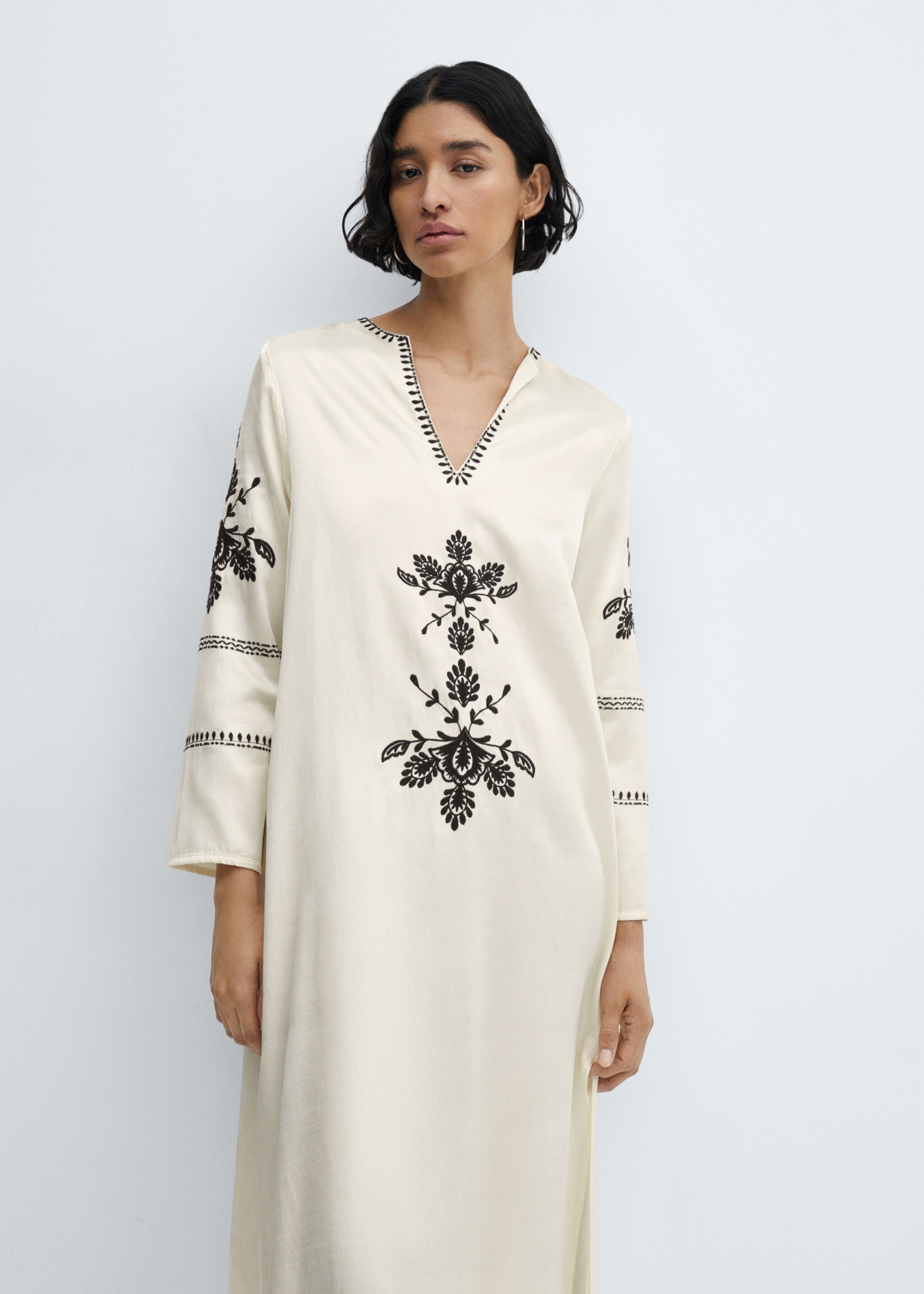 Embroidered dress with side slit - Medium plane, Vanilla. Ref: 67025728-00.