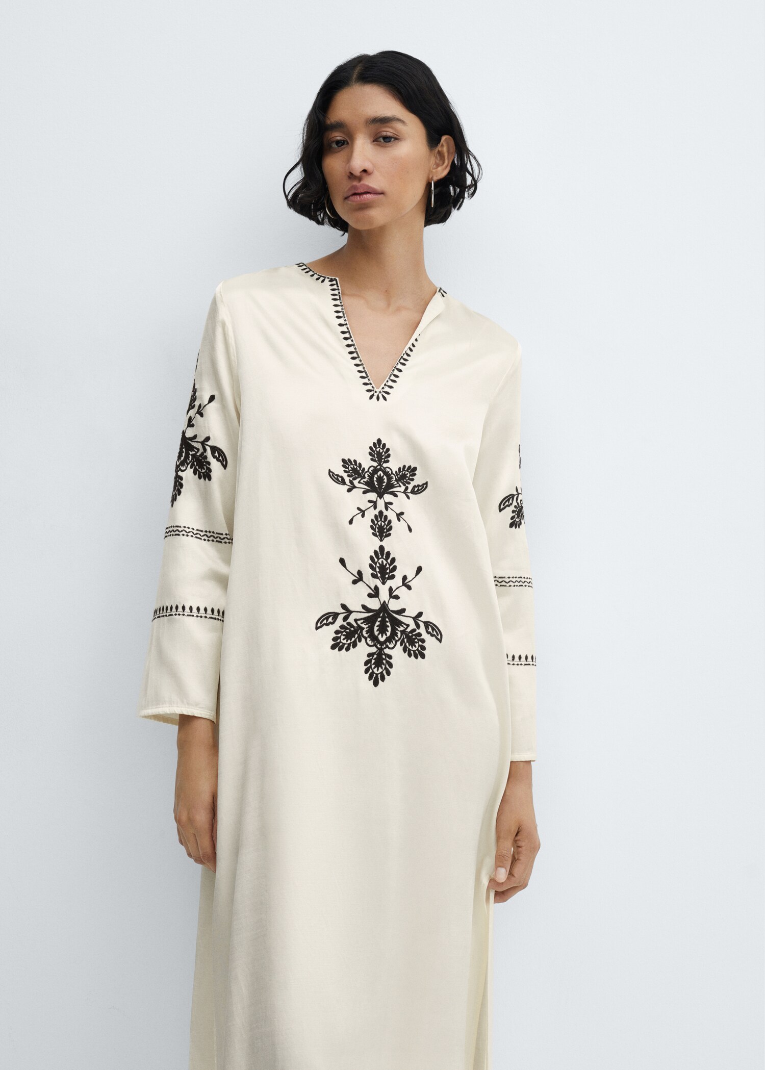 Embroidered dress with side slit - Medium plane