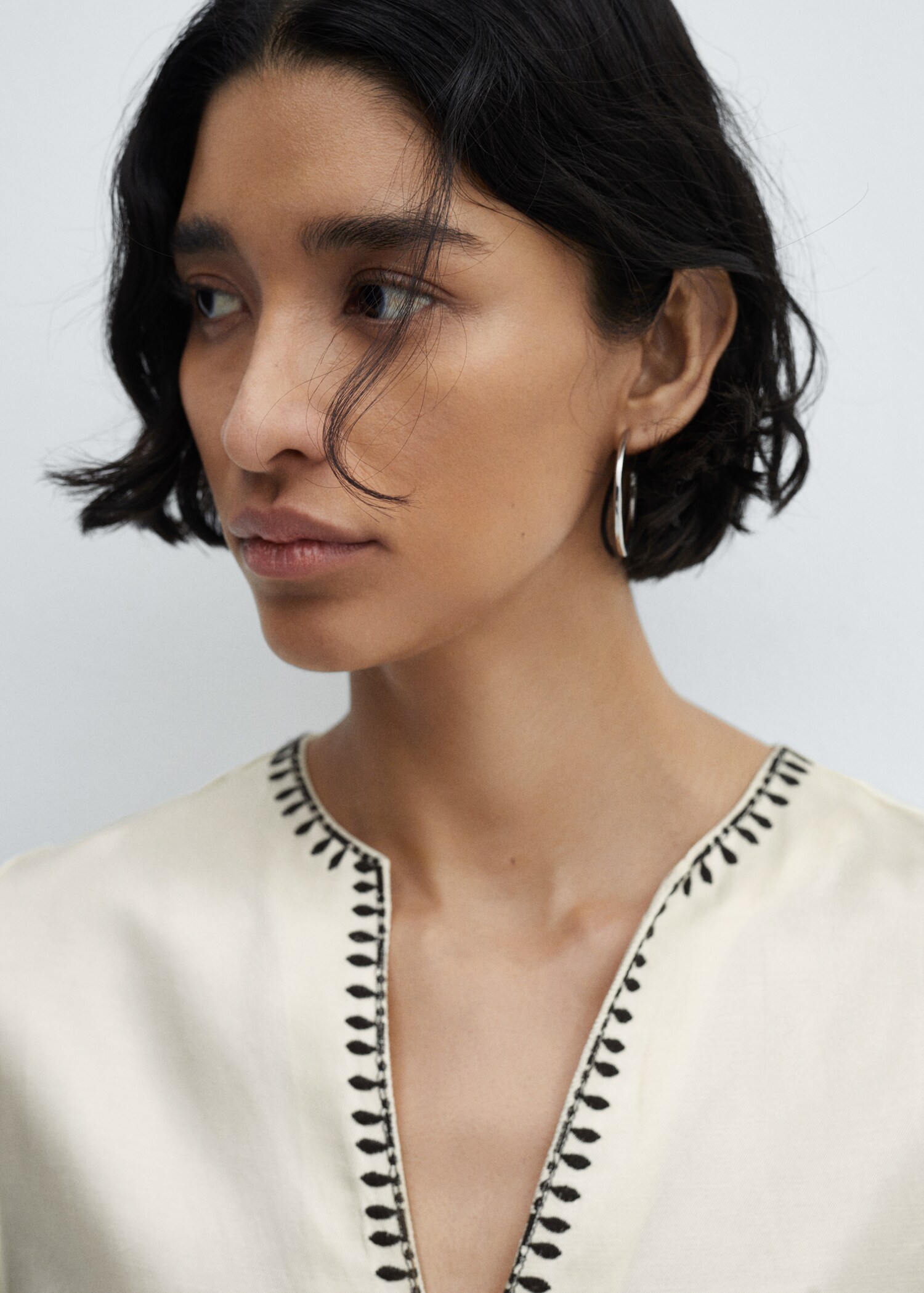 Embroidered dress with side slit - Details of the article 1