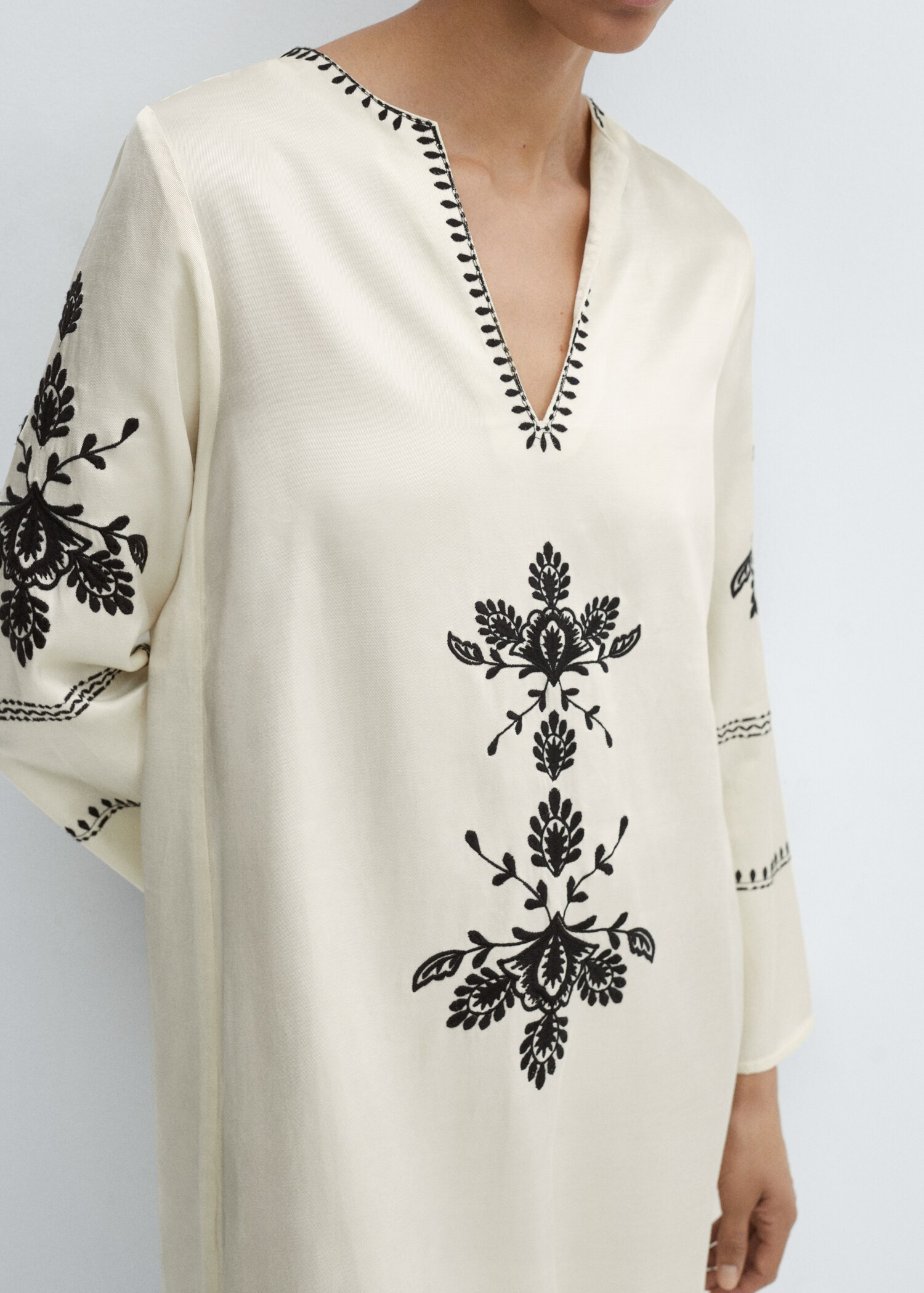 Embroidered dress with side slit - Details of the article 6