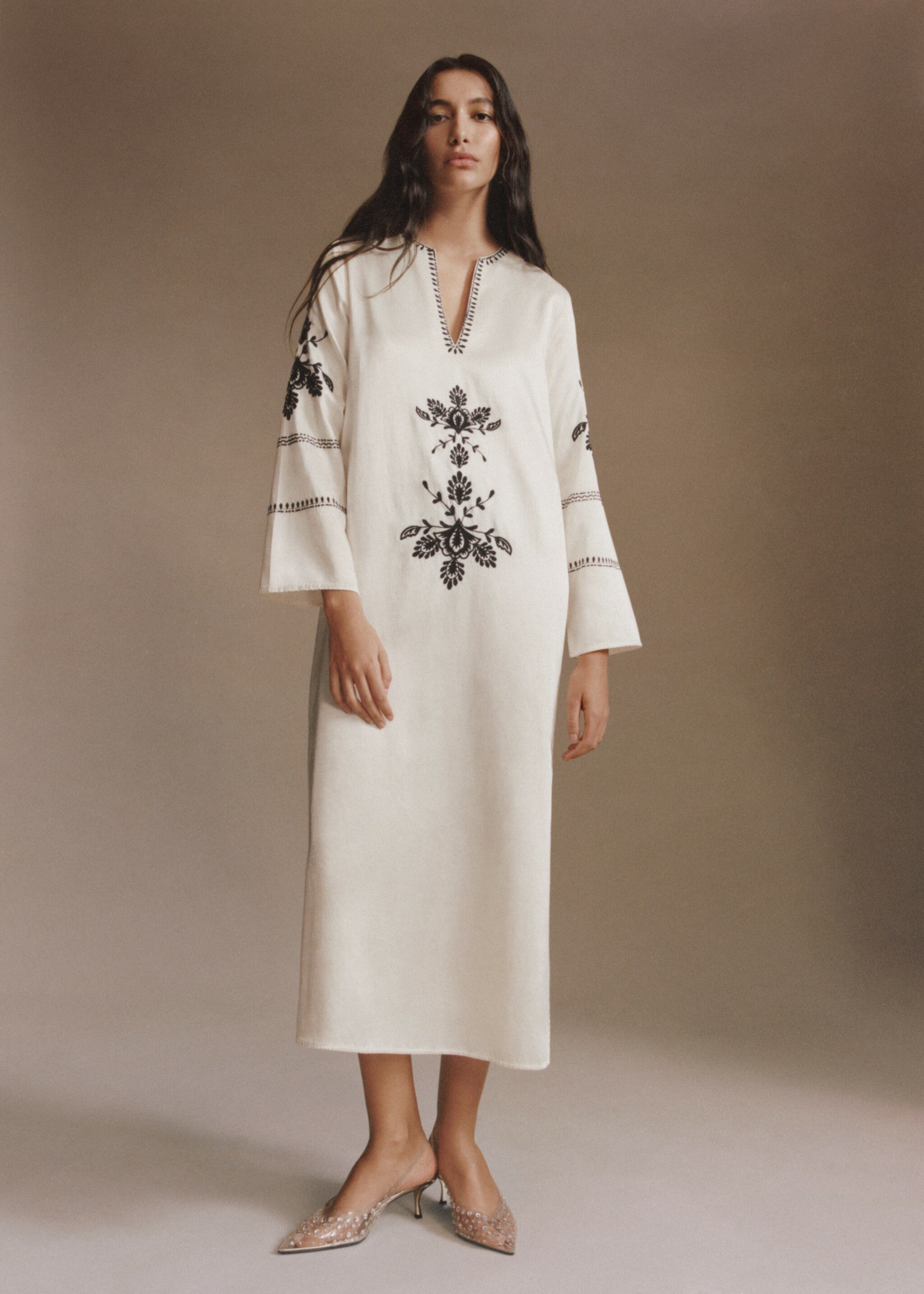 Embroidered dress with side slit - Details of the article 7, Vanilla. Ref: 67025728-00.