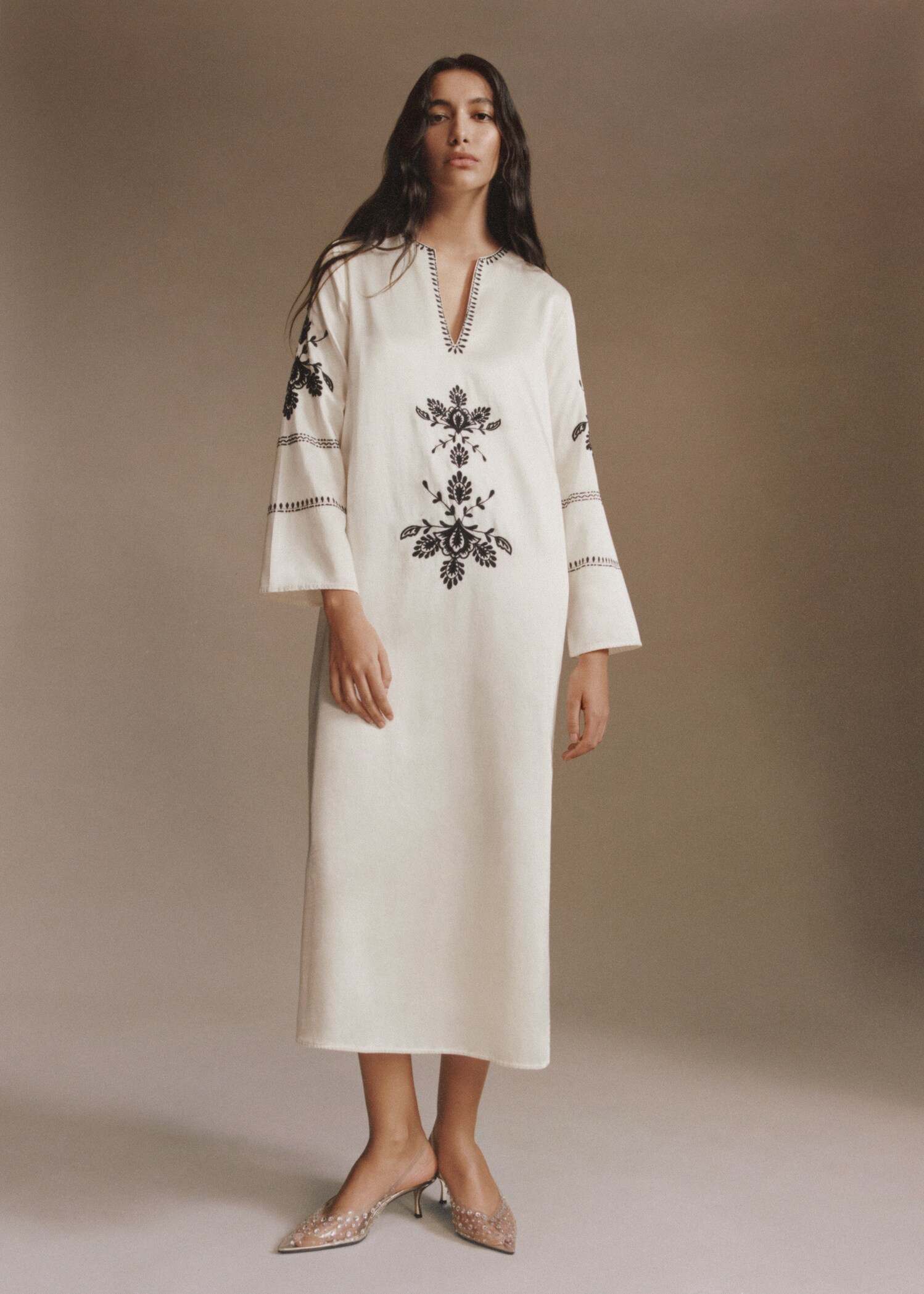 Embroidered dress with side slit - Details of the article 7