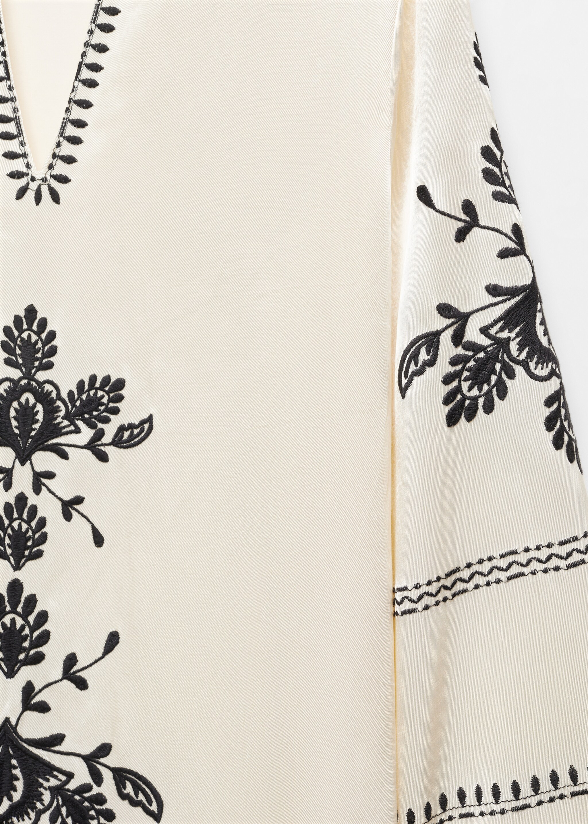 Embroidered dress with side slit - Details of the article 8, Vanilla. Ref: 67025728-00.