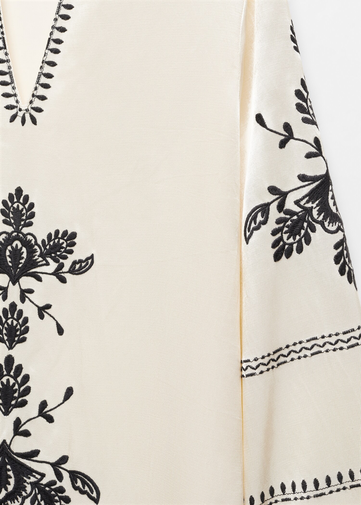 Embroidered dress with side slit - Details of the article 8