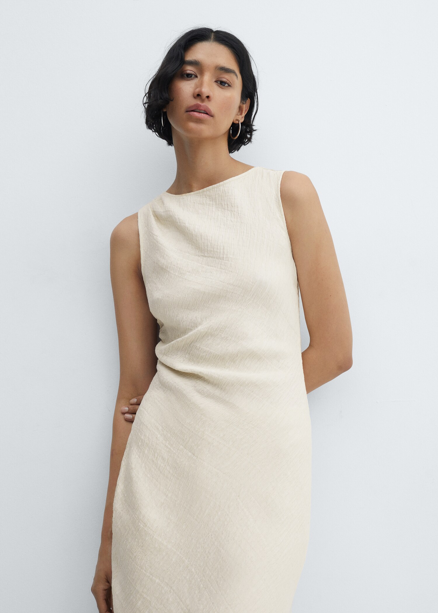 Kleid mit drapiertem Schlitz - Mittlere Ansicht