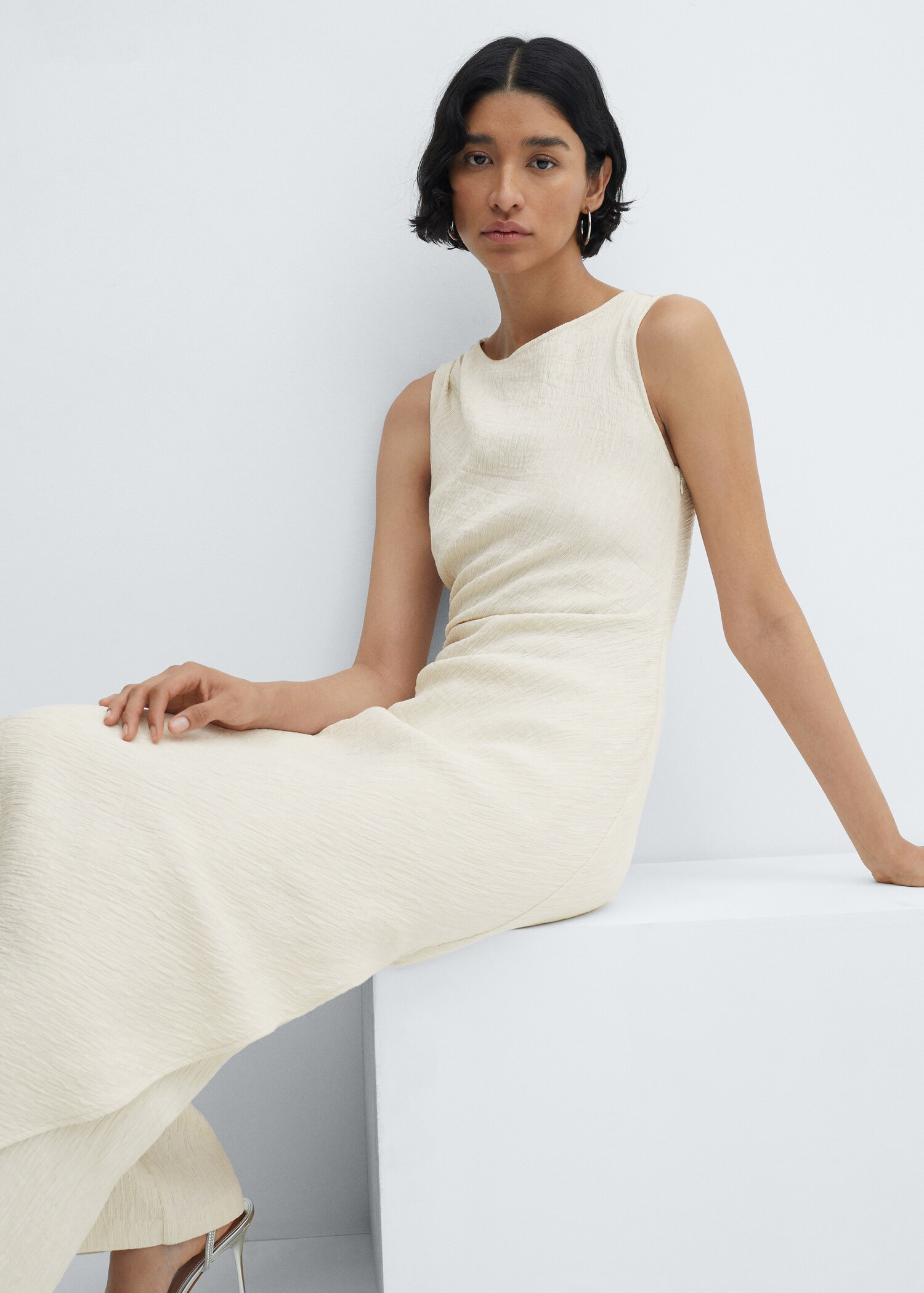 Kleid mit drapiertem Schlitz - Detail des Artikels 2