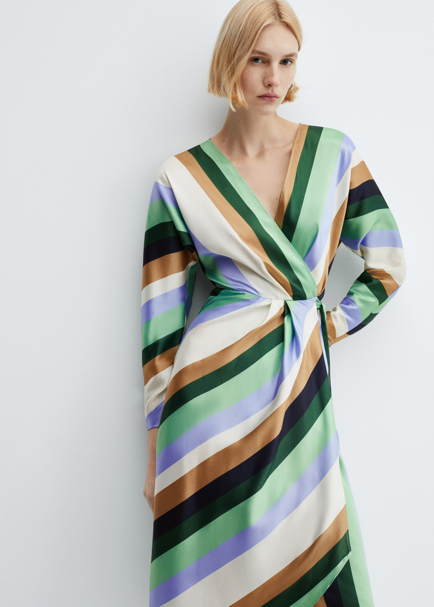 Robe à rayures satinée - Plan moyen