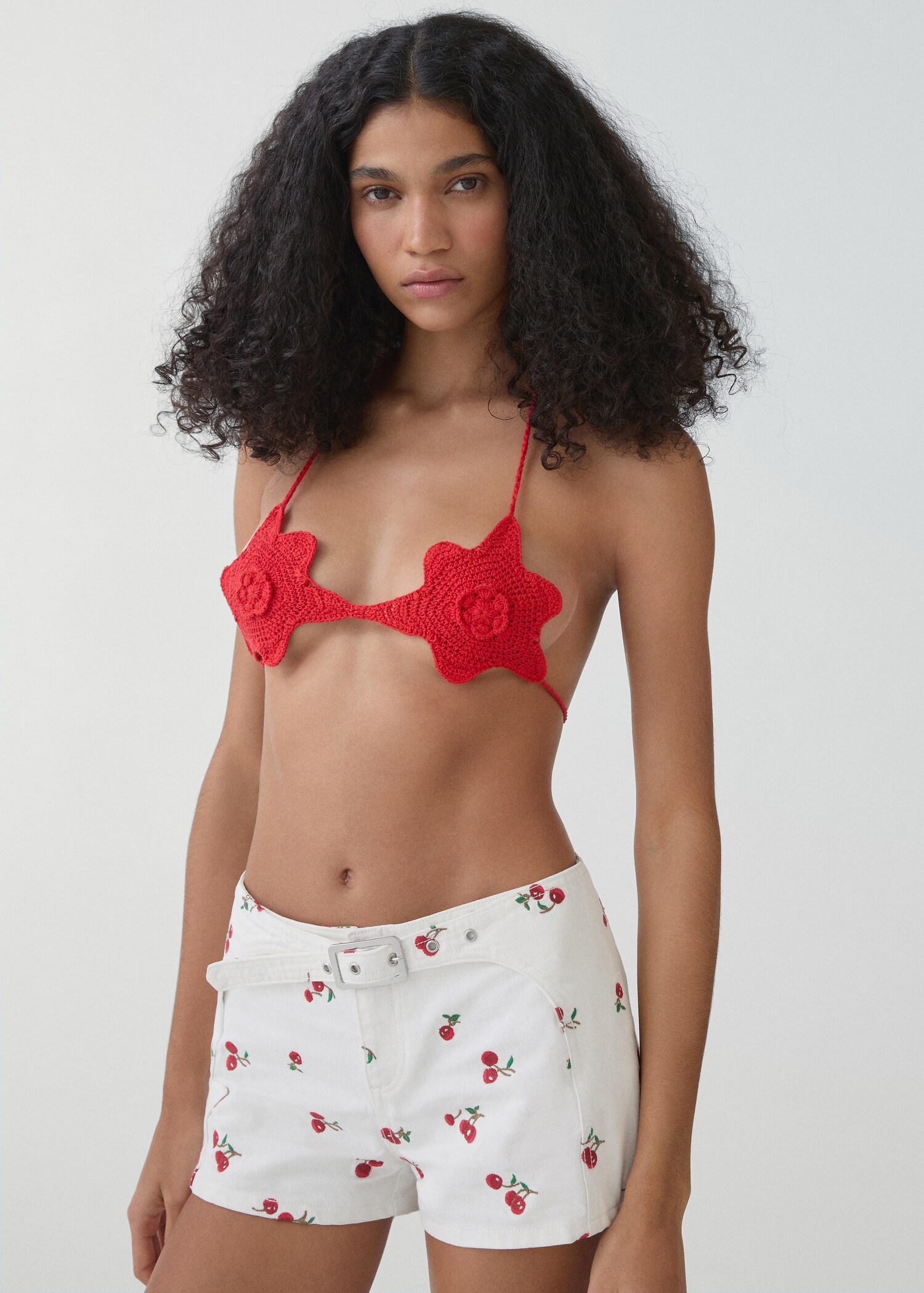 Bestickte Shorts mit Gürtel - Mittlere Ansicht