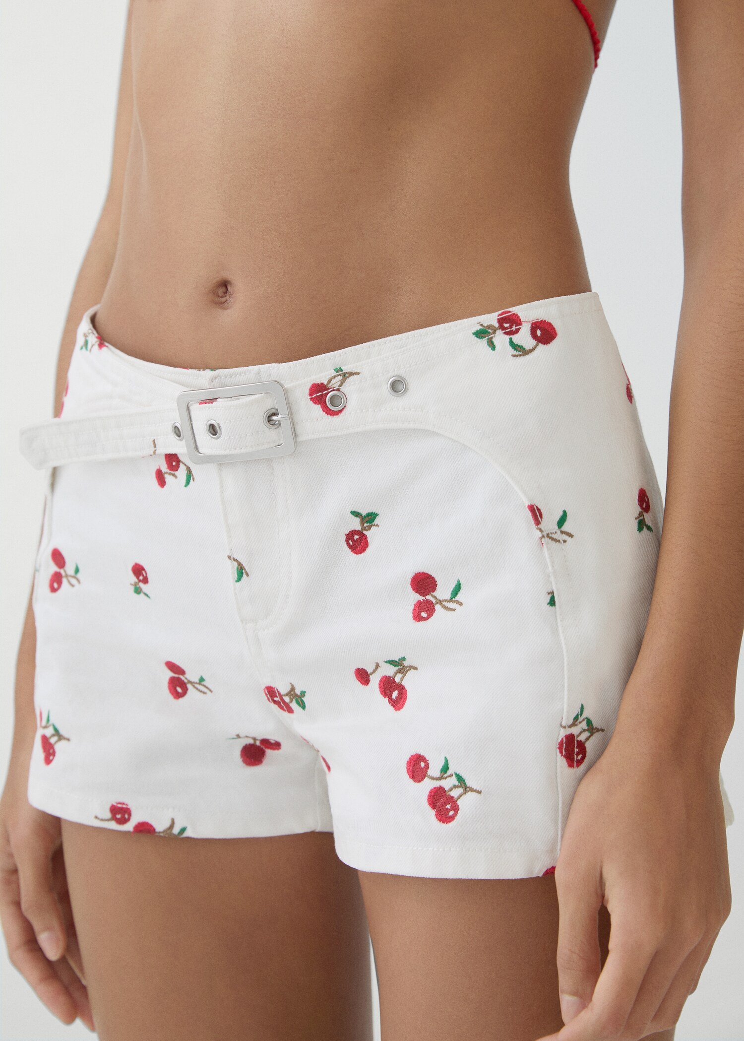 Bestickte Shorts mit Gürtel - Detail des Artikels 1