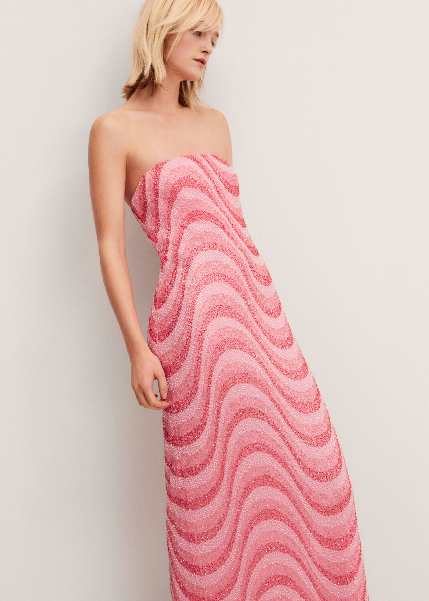Schulterfreies Kleid mit Perlenverzierung - Mittlere Ansicht
