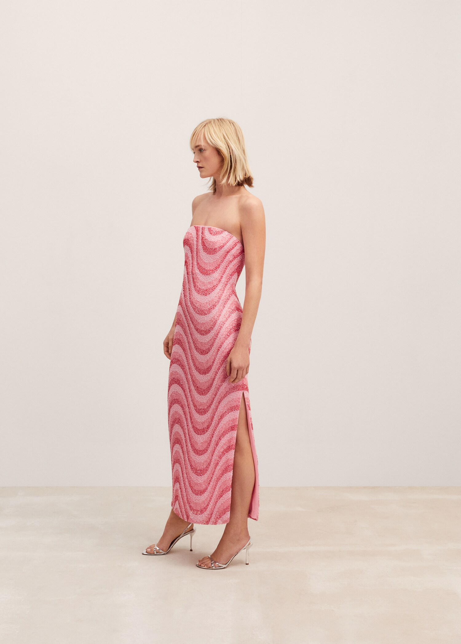 Schulterfreies Kleid mit Perlenverzierung - Detail des Artikels 2