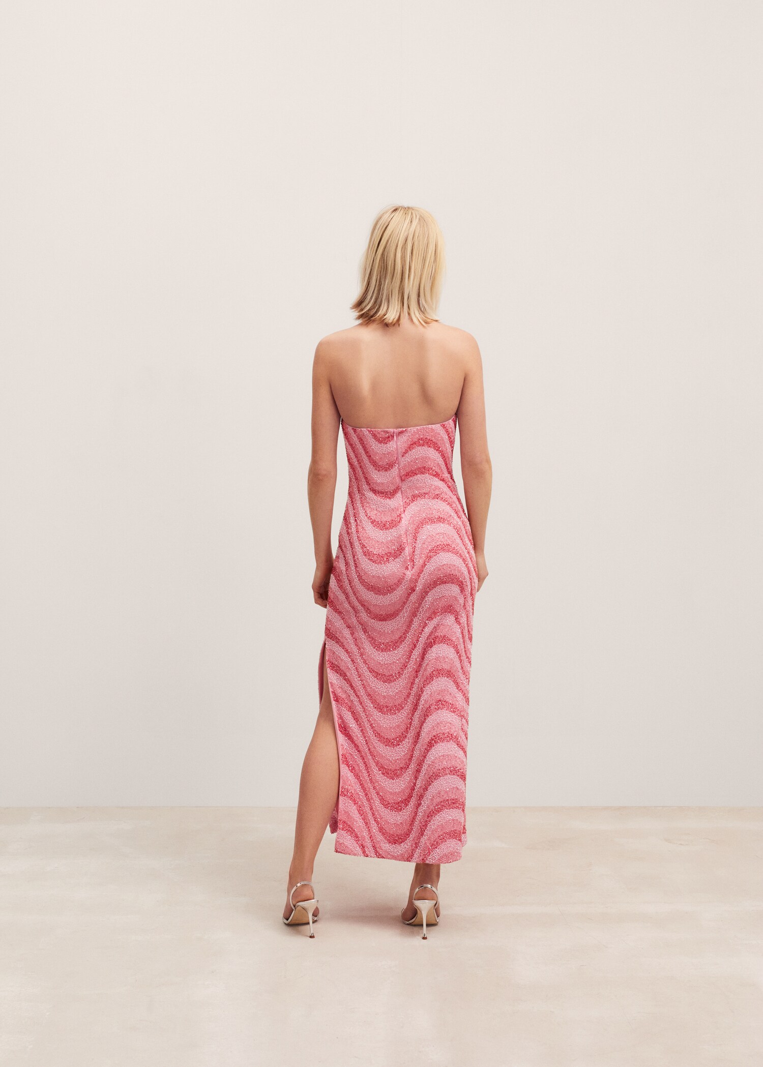 Schulterfreies Kleid mit Perlenverzierung - Rückseite des Artikels