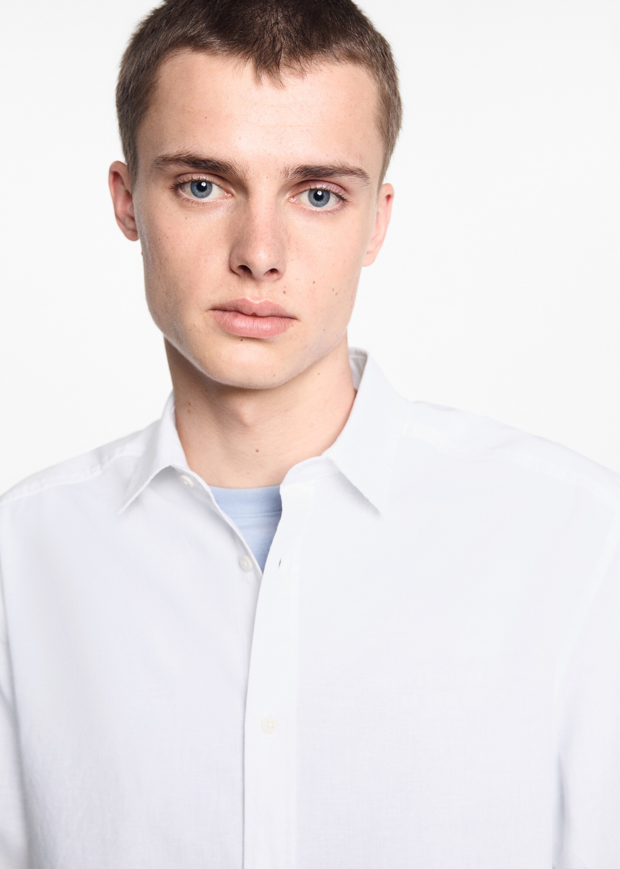 Regular-fit linen shirt - Details of the article 1, Off White. Ref: 67026747-00.