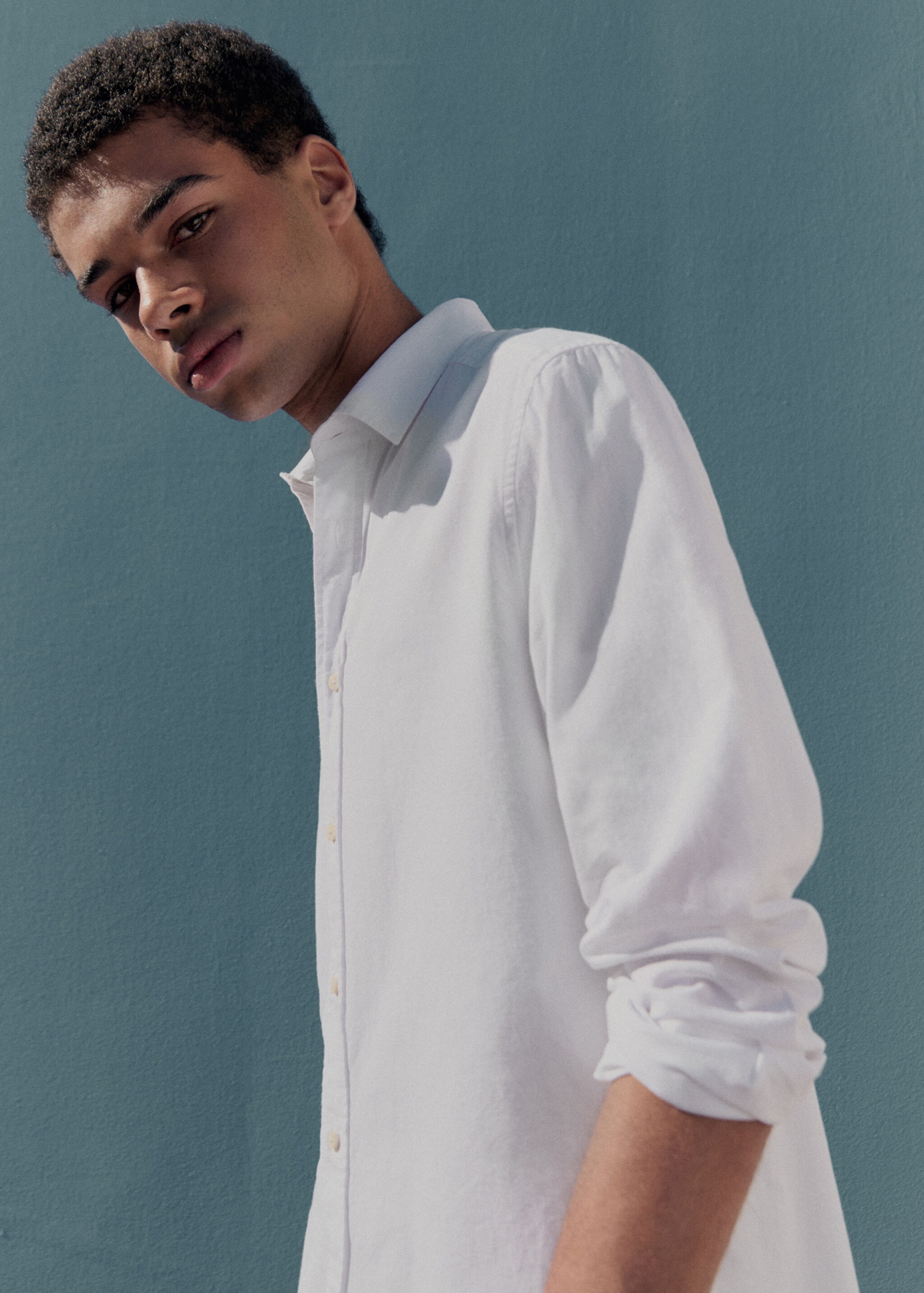 Regular-fit linen shirt - Details of the article 5, Off White. Ref: 67026747-00.