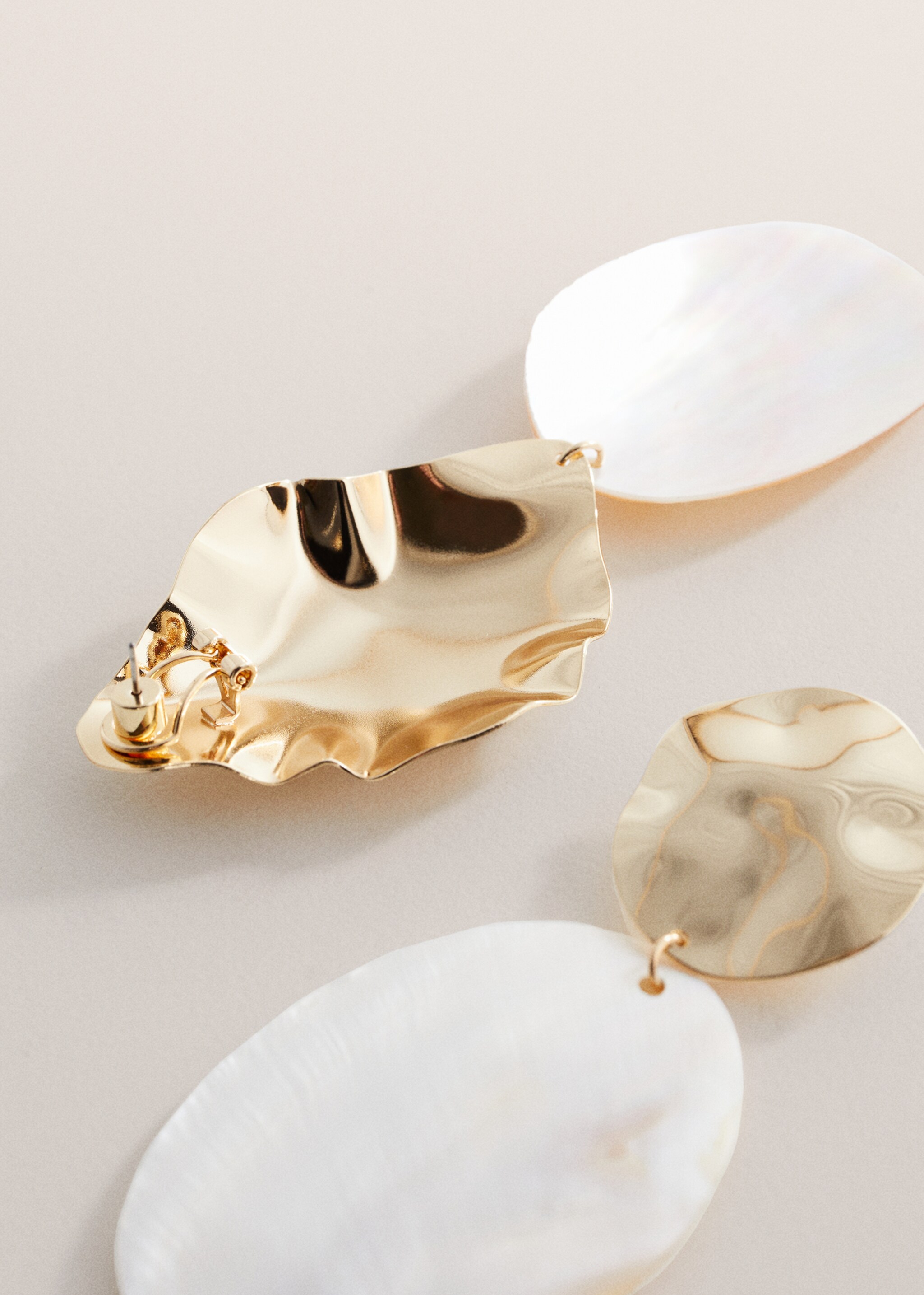 Combined shell earrings - Details of the article 1, Gold. Ref: 67026749-00.