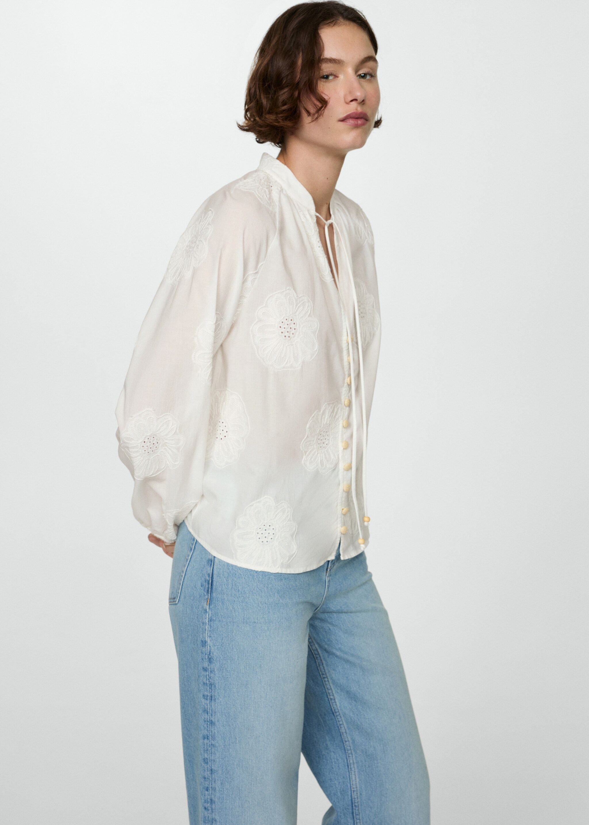 Blusa bordado floral lazo - Detalle del artículo 2, Blanco roto. Ref: 67027124-00.