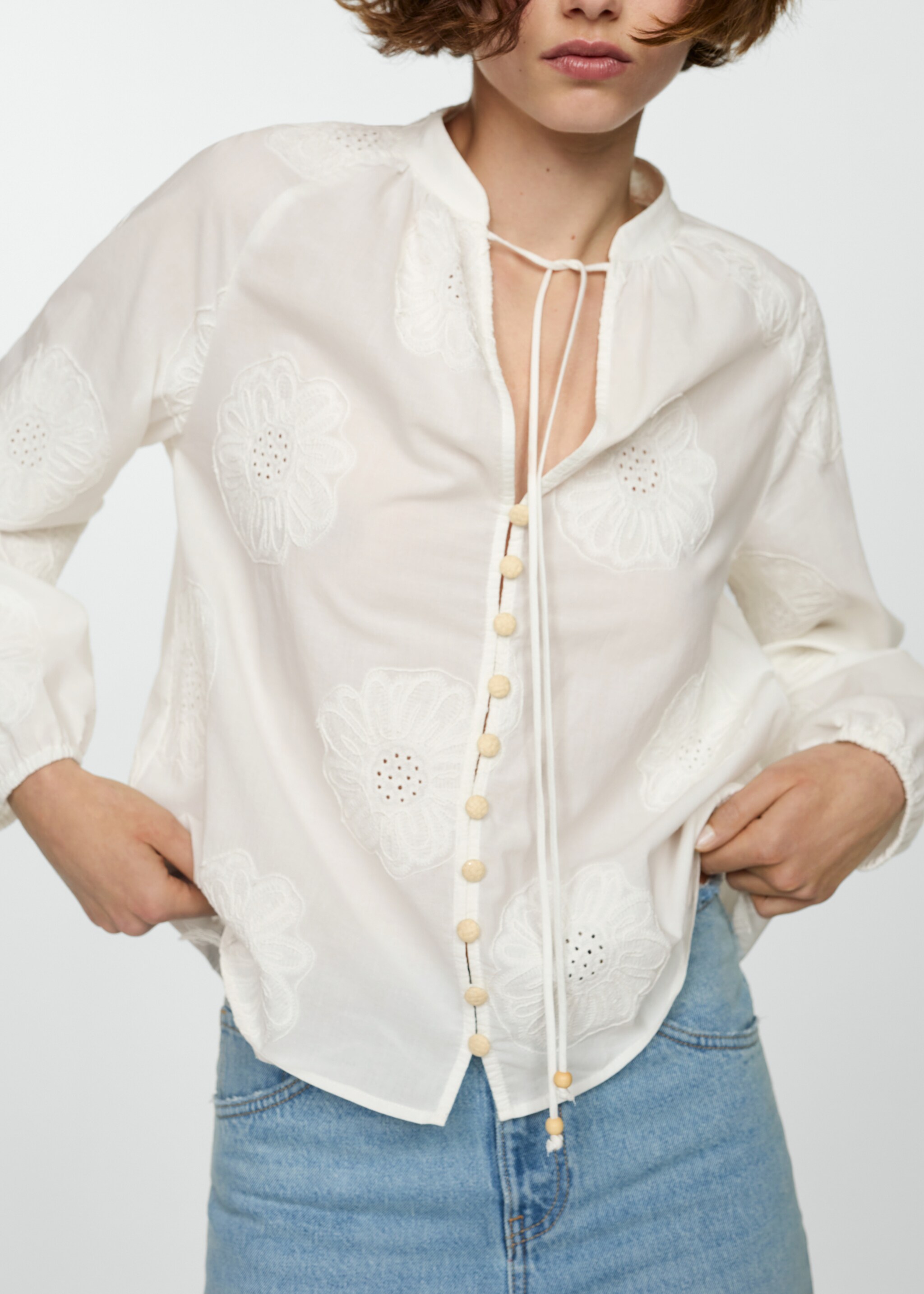 Blusa bordado floral lazo - Detalle del artículo 6, Blanco roto. Ref: 67027124-00.