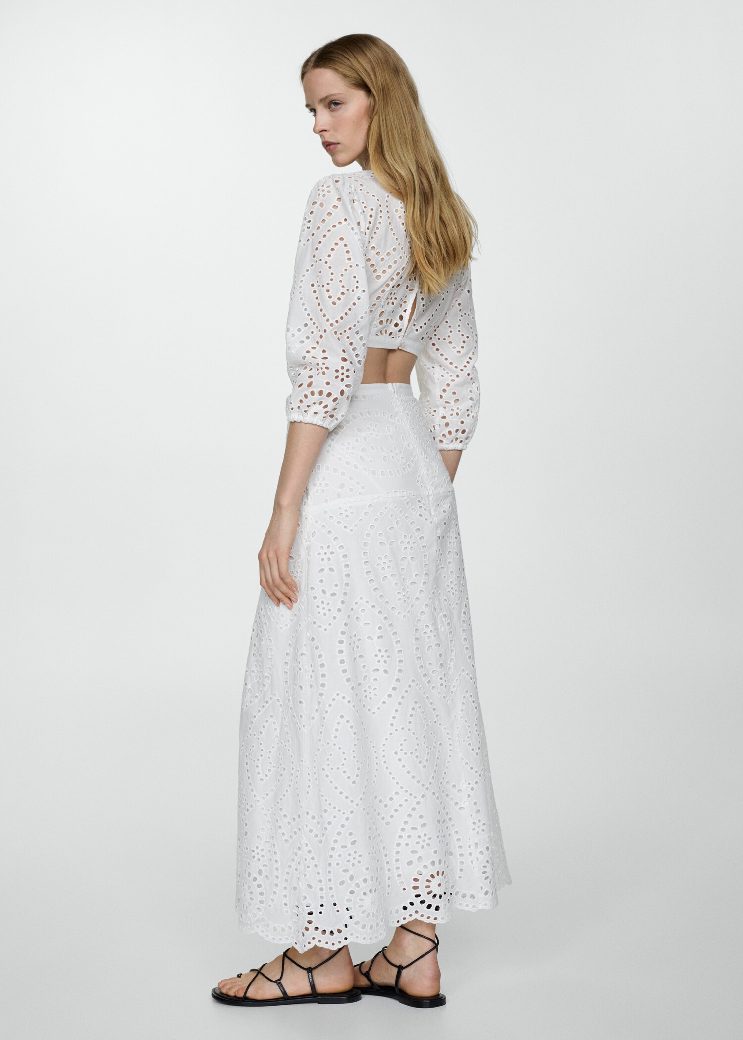 Embroidered dress with slits - Reverse of the article