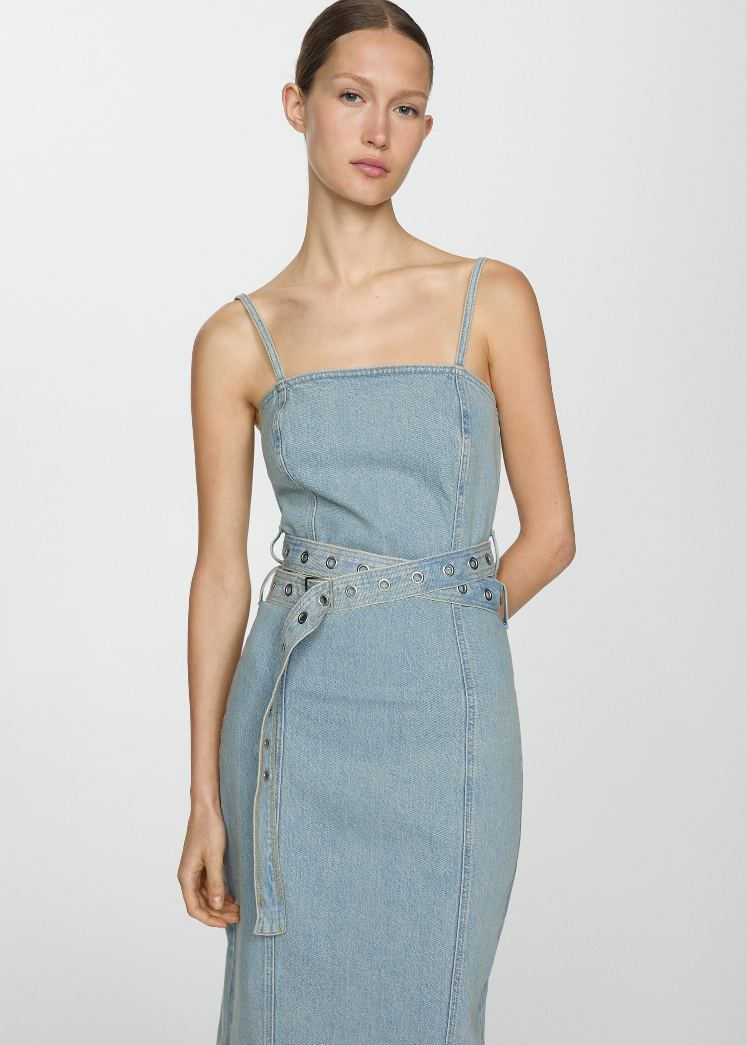 Vestido vaquero cinturón - Plano medio