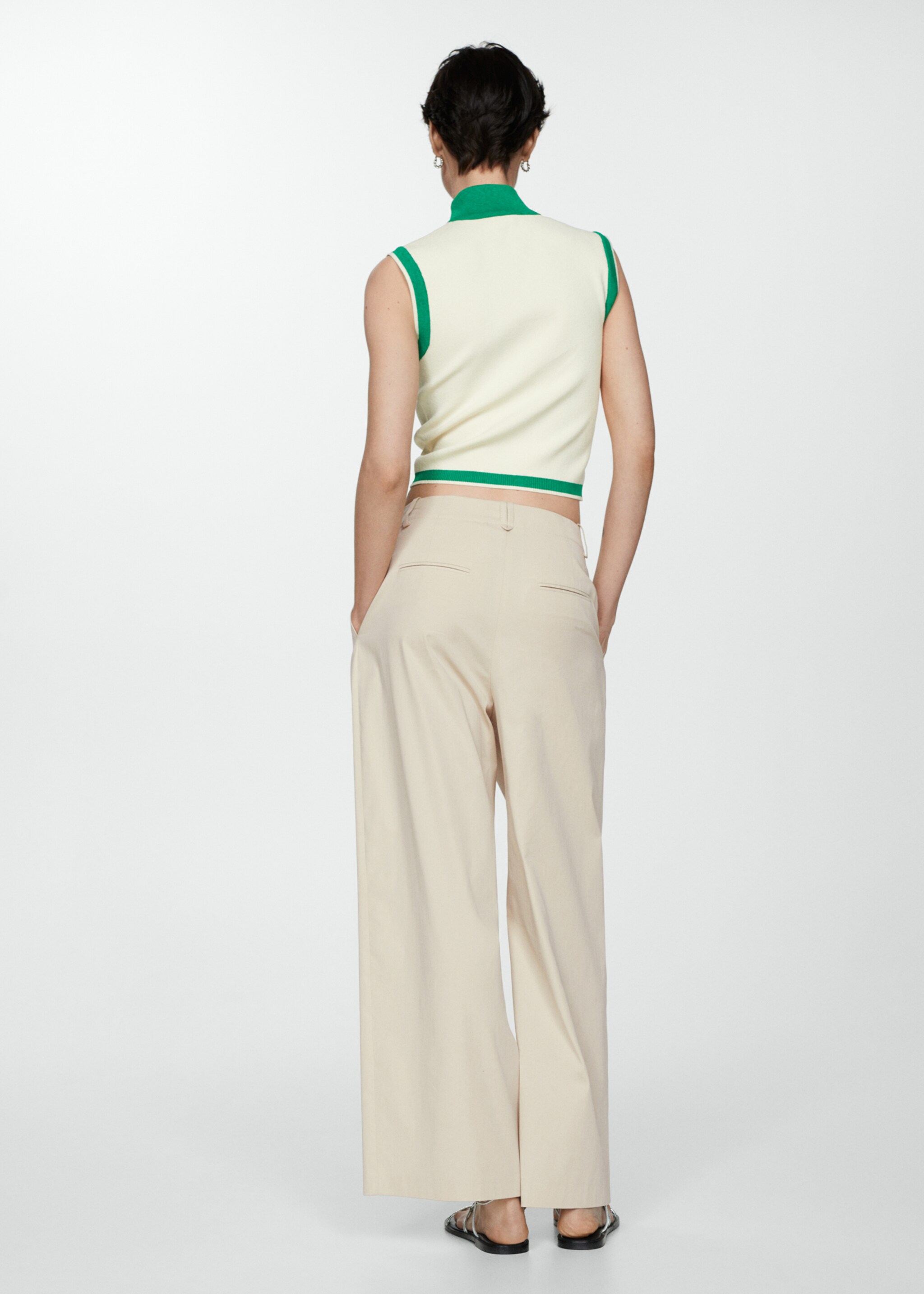 Buttoned round-neck cardigan - Reverse of the article