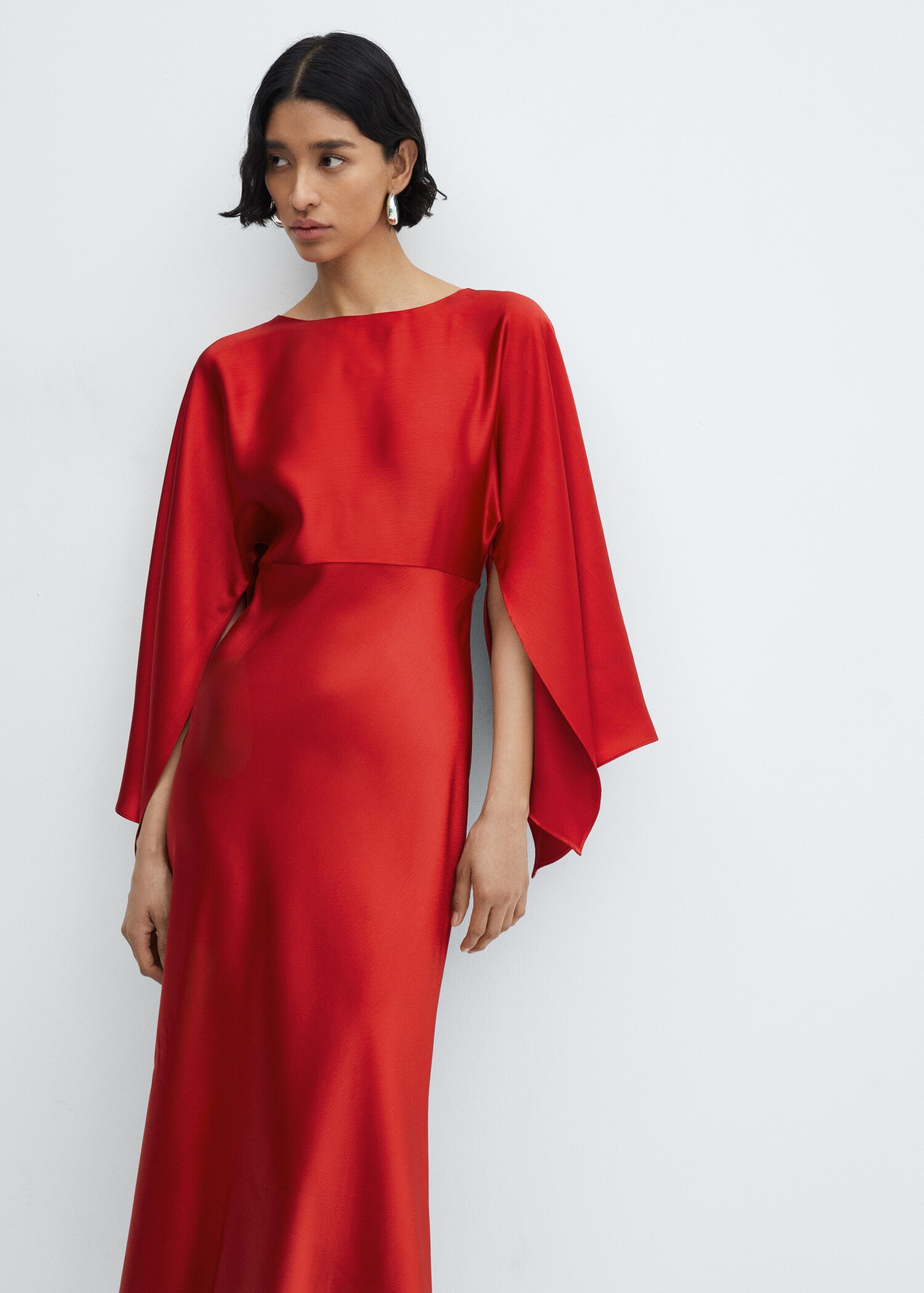 Vestido satinado manga acampanada - Plano medio