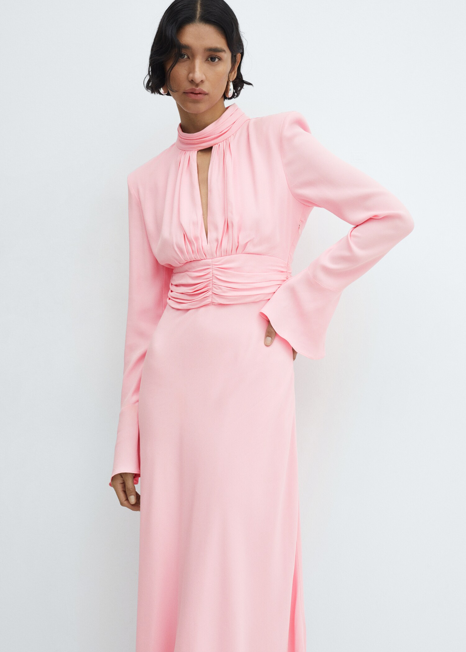 Kleid mit gerafften Details und Schlitz - Mittlere Ansicht