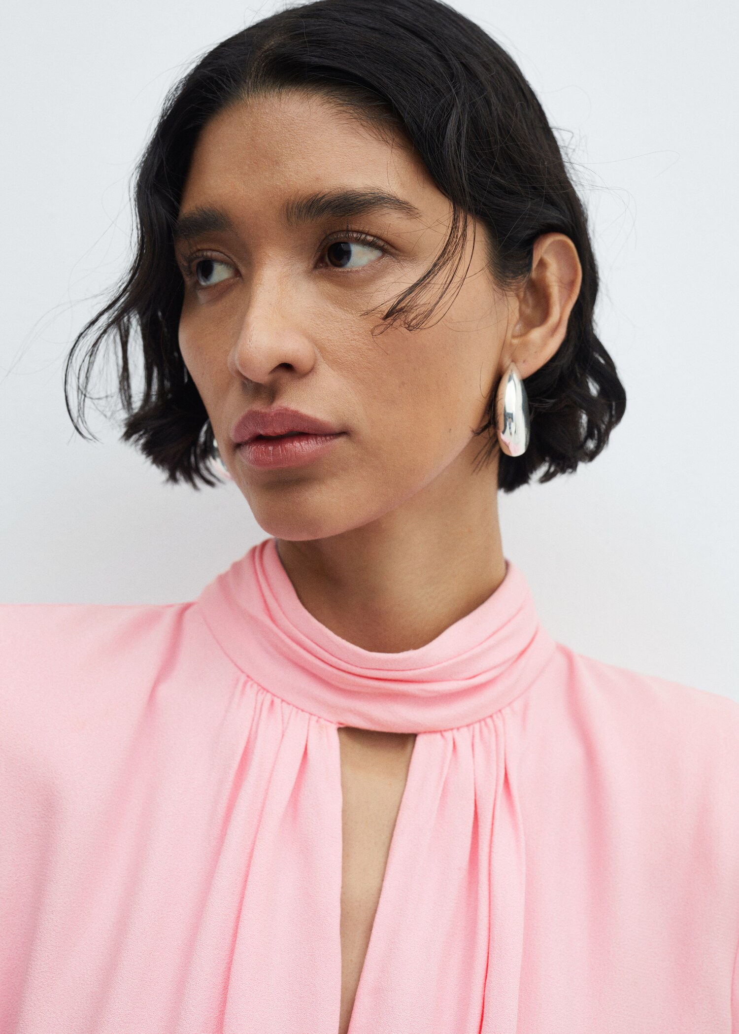 Kleid mit gerafften Details und Schlitz - Detail des Artikels 1