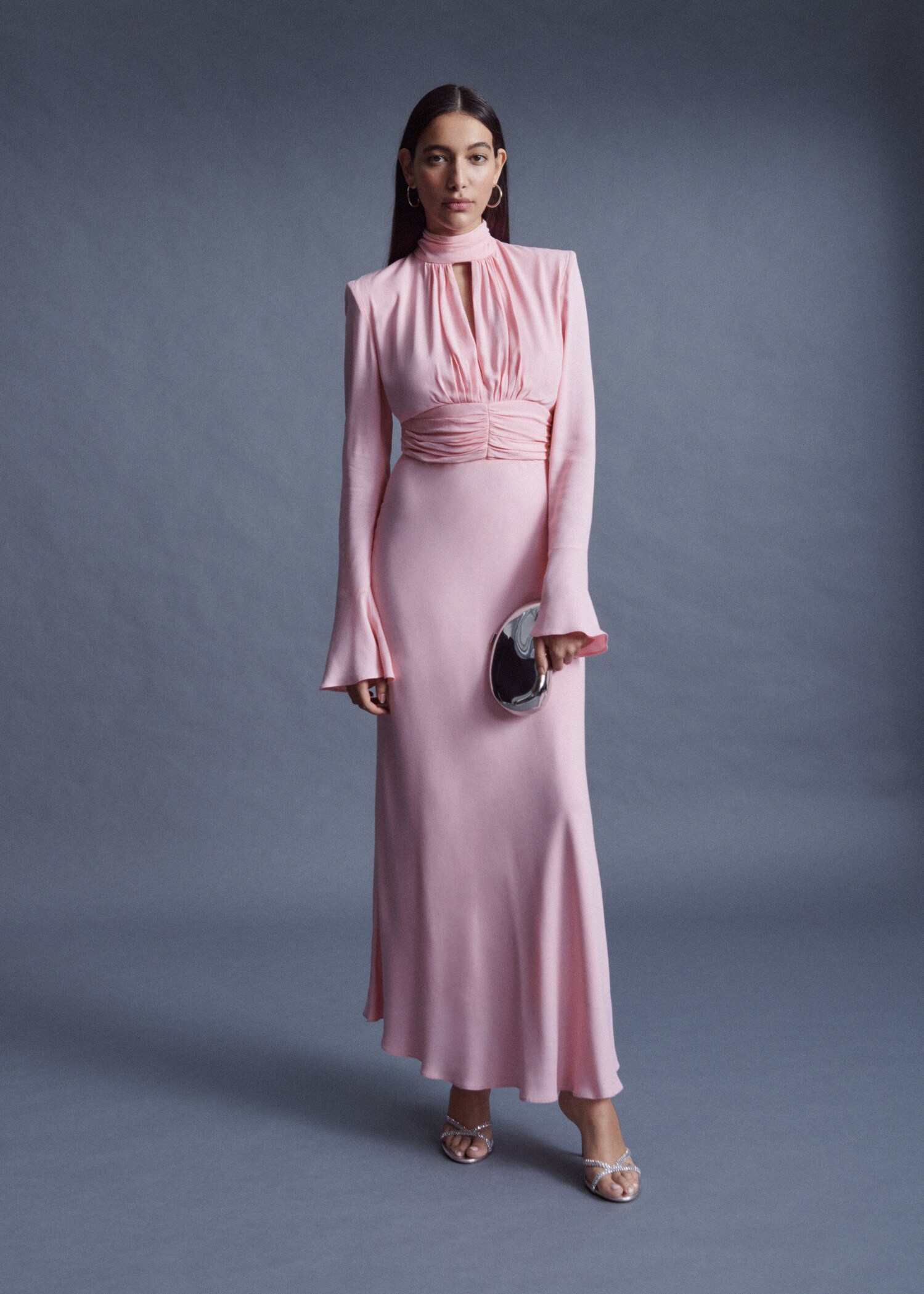 Kleid mit gerafften Details und Schlitz - Detail des Artikels 7