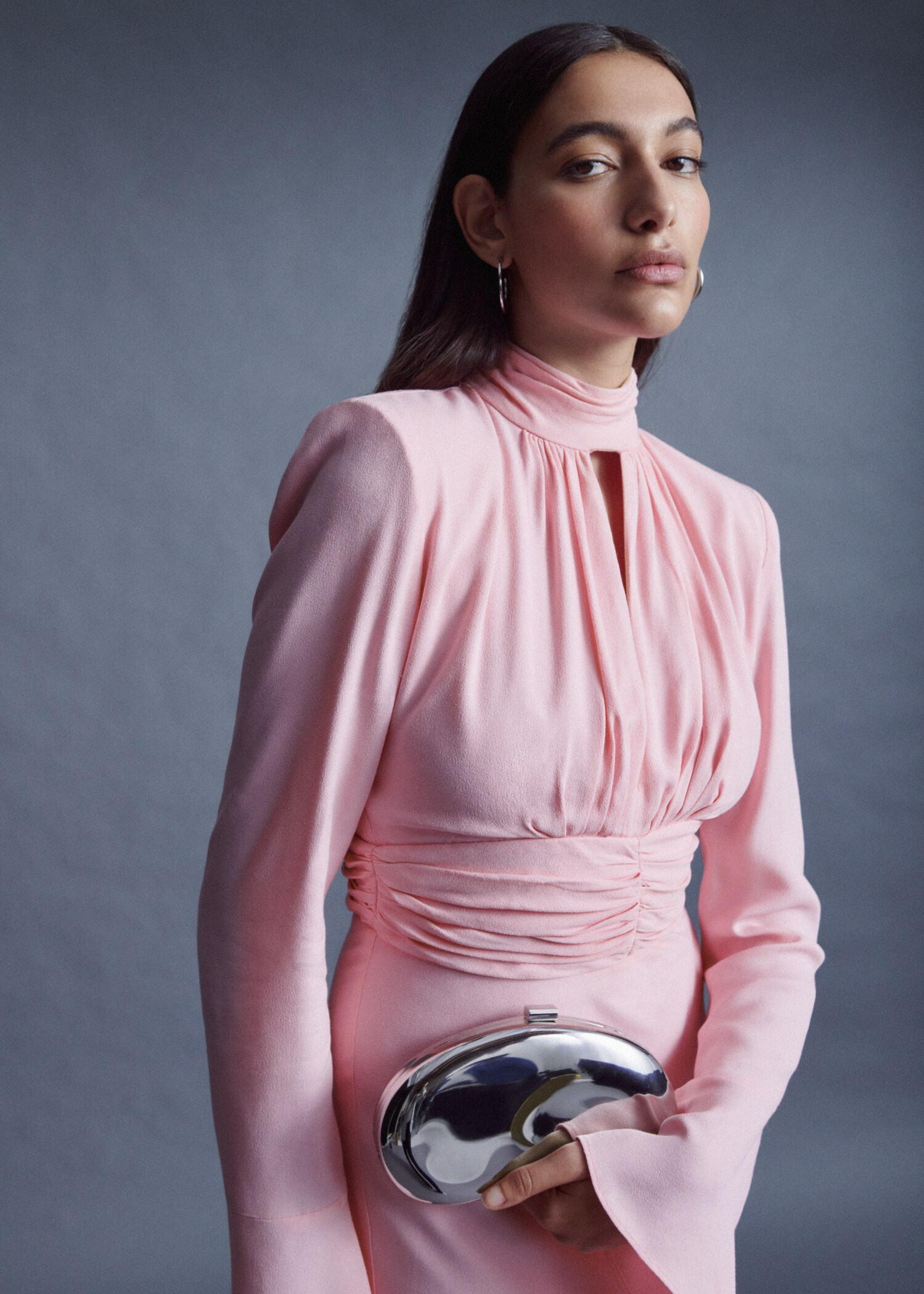 Kleid mit gerafften Details und Schlitz - Detail des Artikels 9