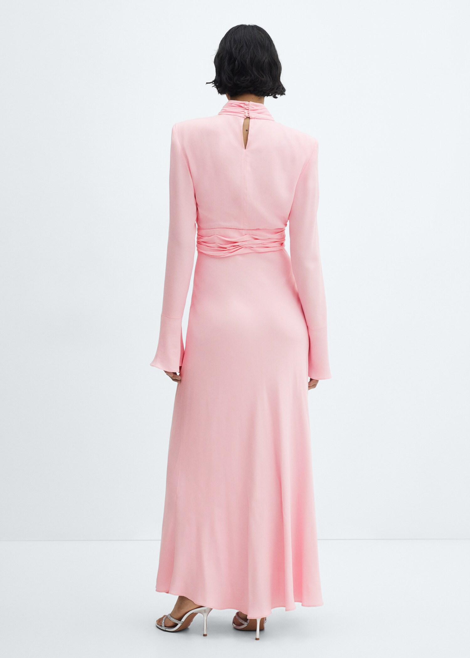 Kleid mit gerafften Details und Schlitz - Rückseite des Artikels