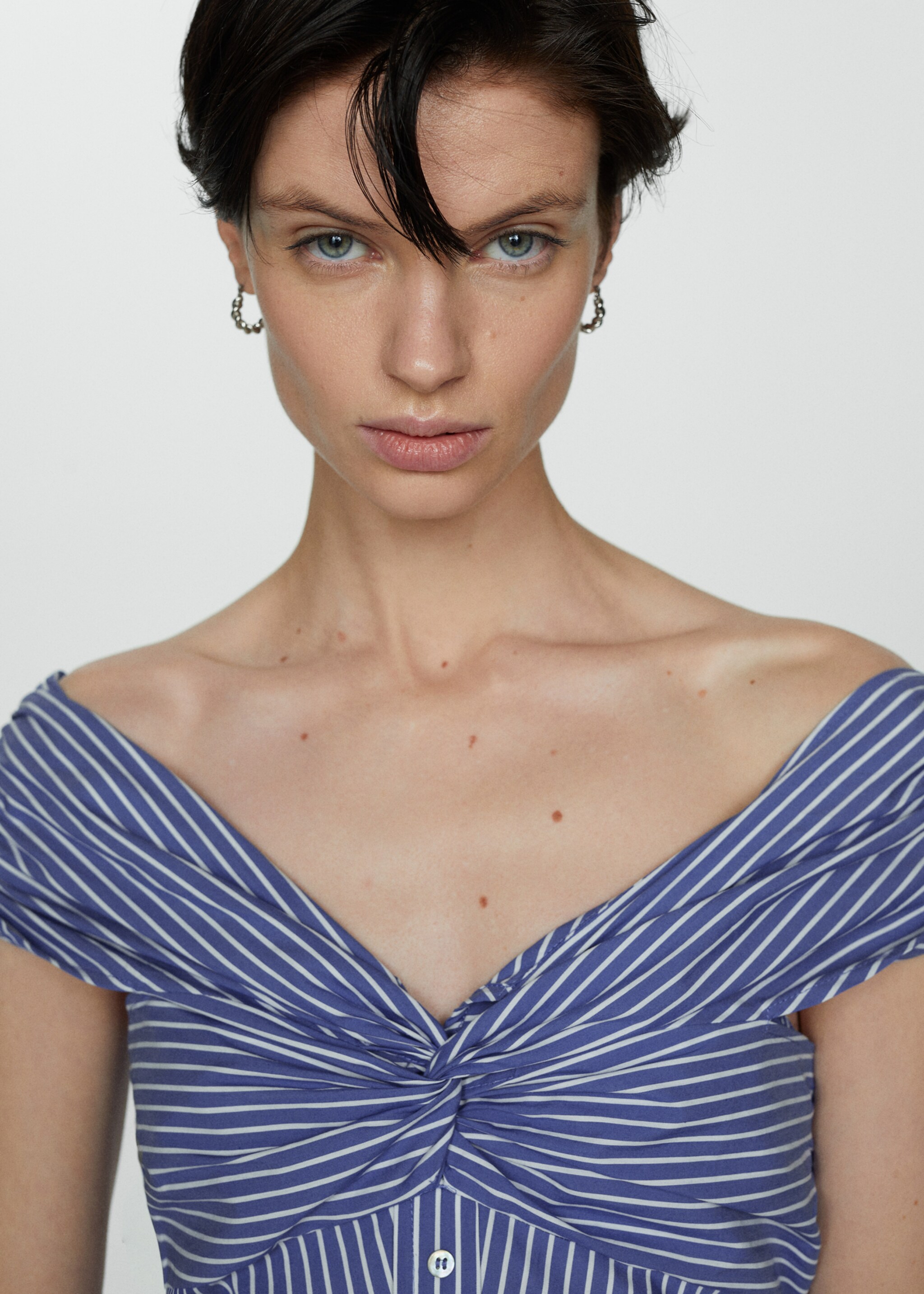 Striped dress with bare shoulders - Details of the article 1