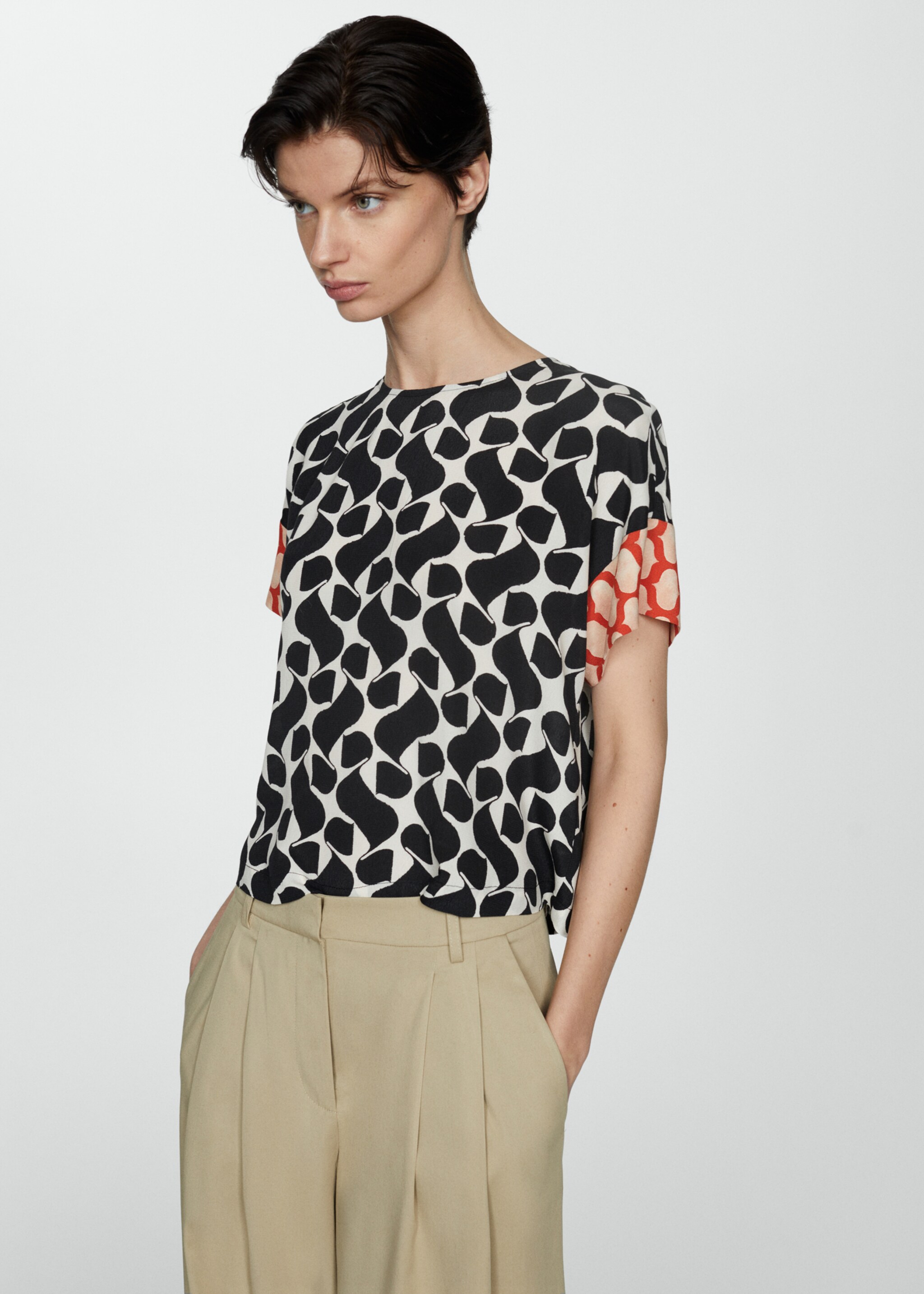 Blusa estampada com terminações em contraste - Plano médio