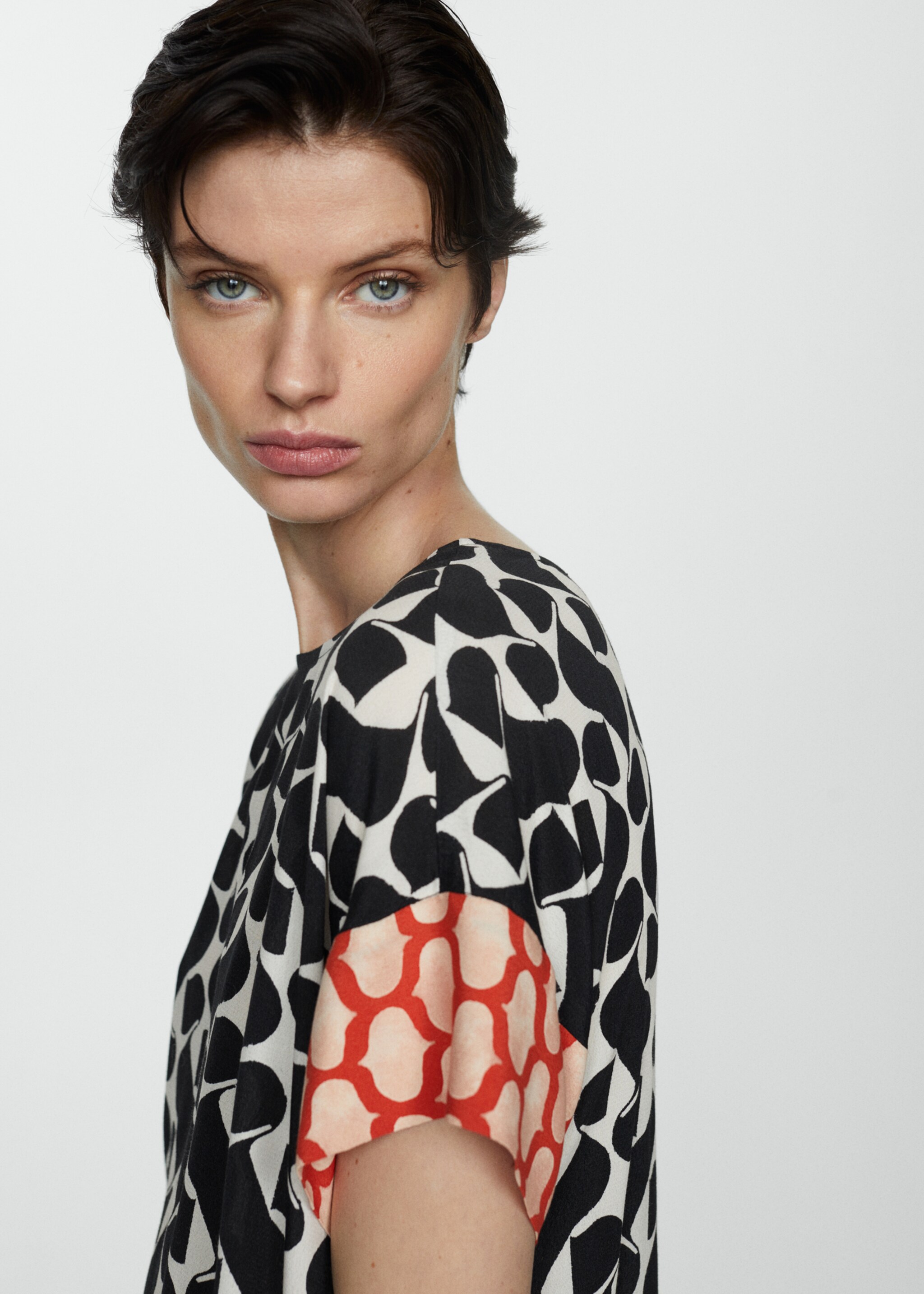 Blusa estampada com terminações em contraste - Pormenor do artigo 1
