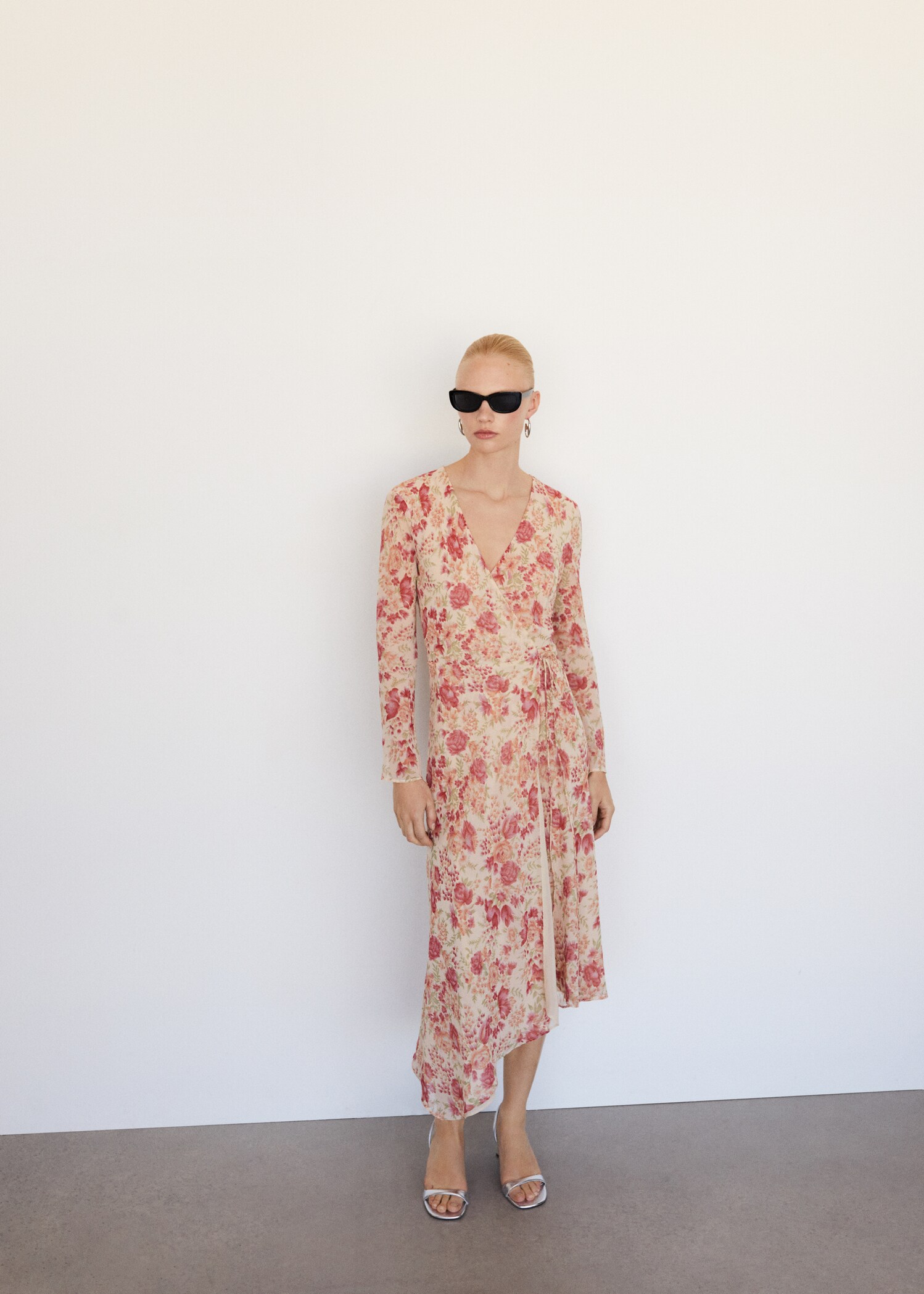 Floral dress with asymmetrical hem - Details of the article 6