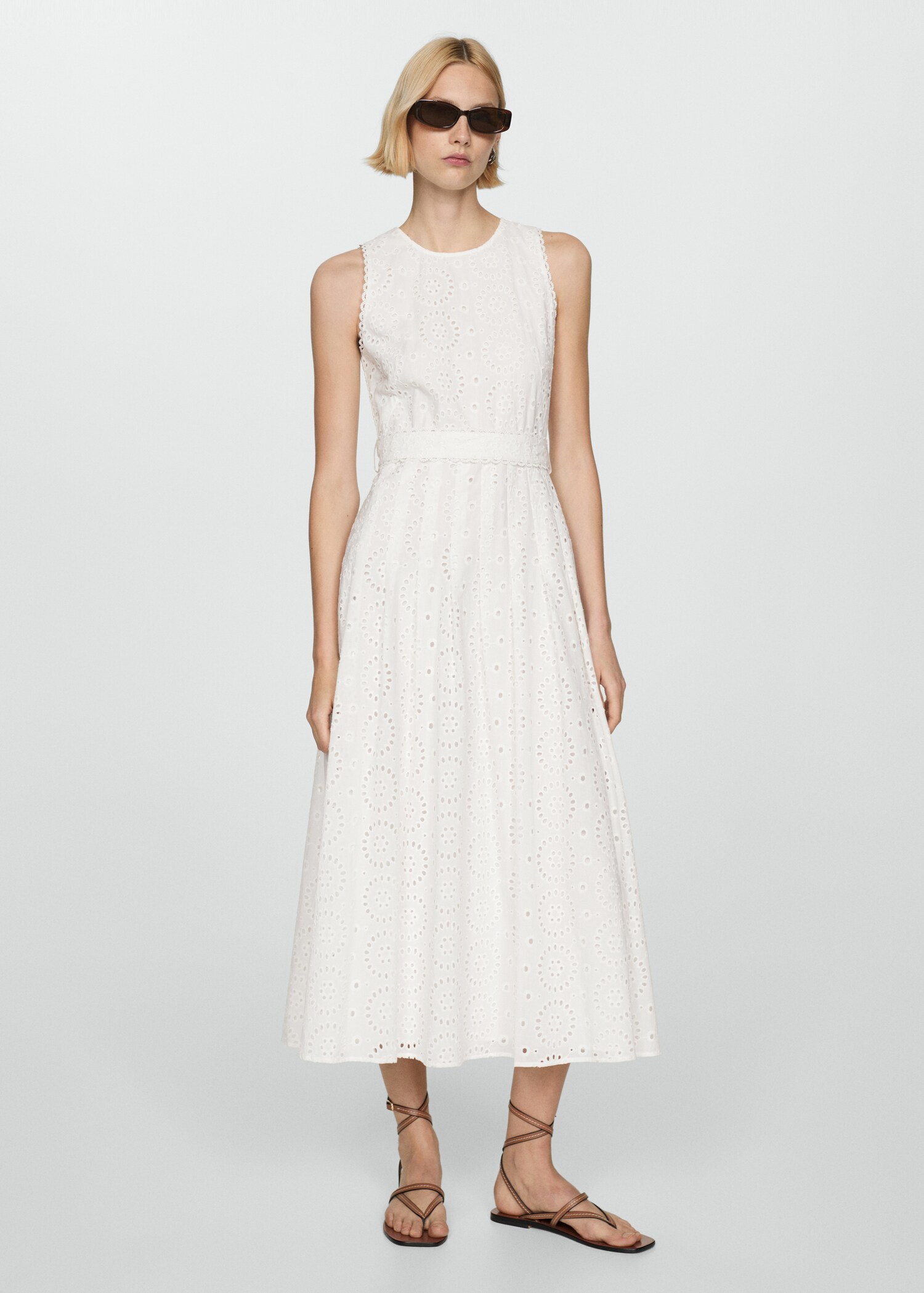 Robe broderies ceinture - Plan moyen