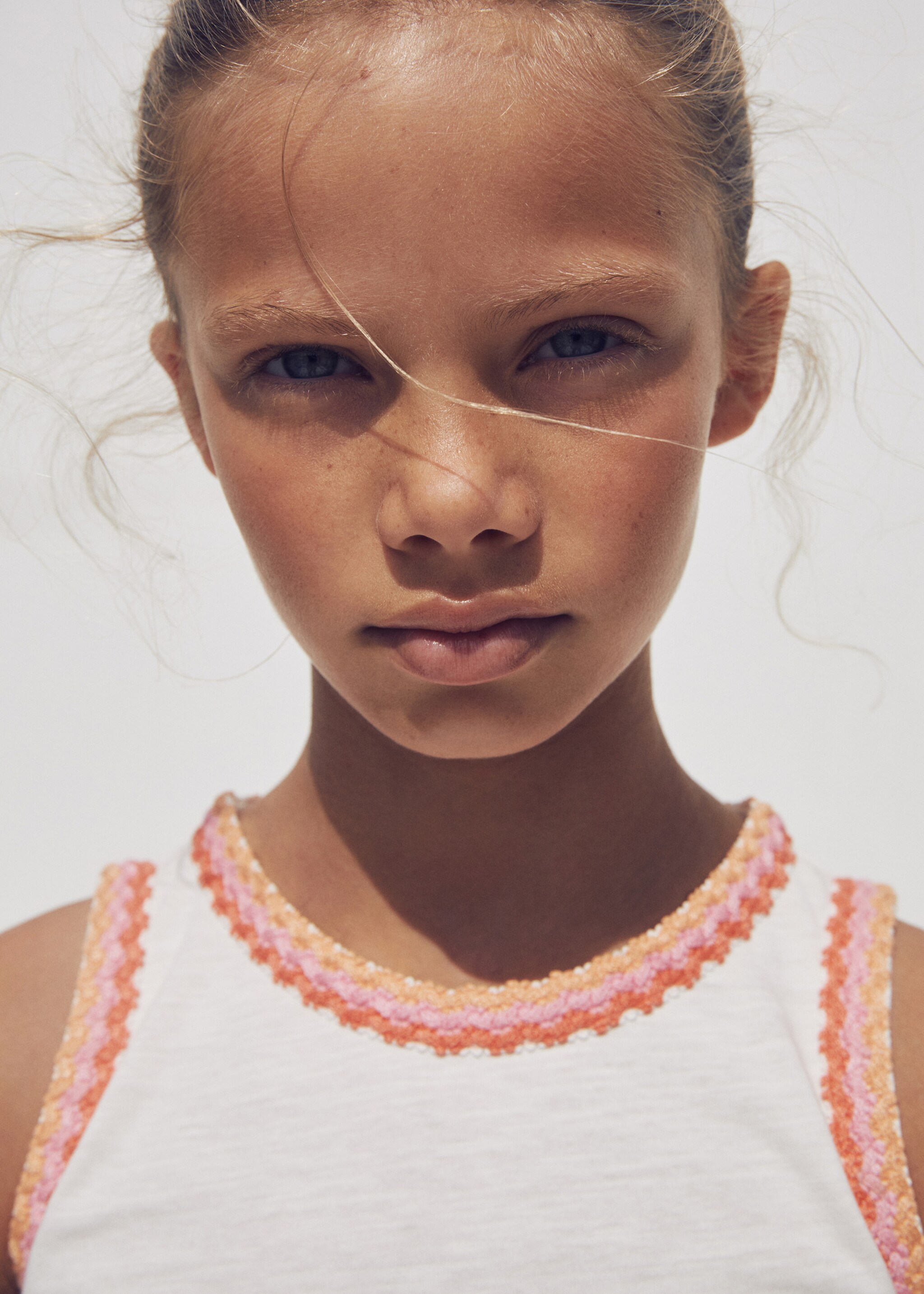 Tank top with embroidered detail - Details of the article 5