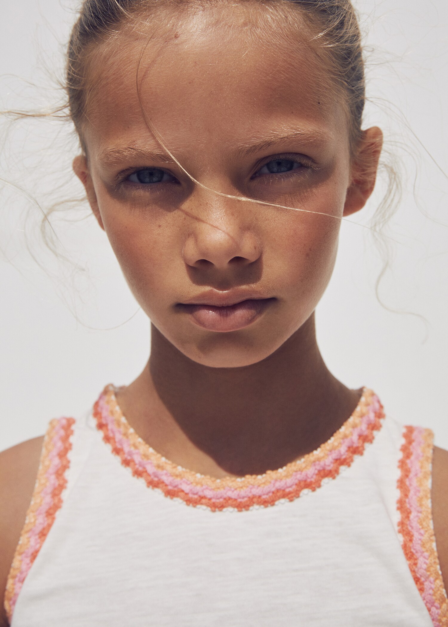 Tank top with embroidered detail - Details of the article 5