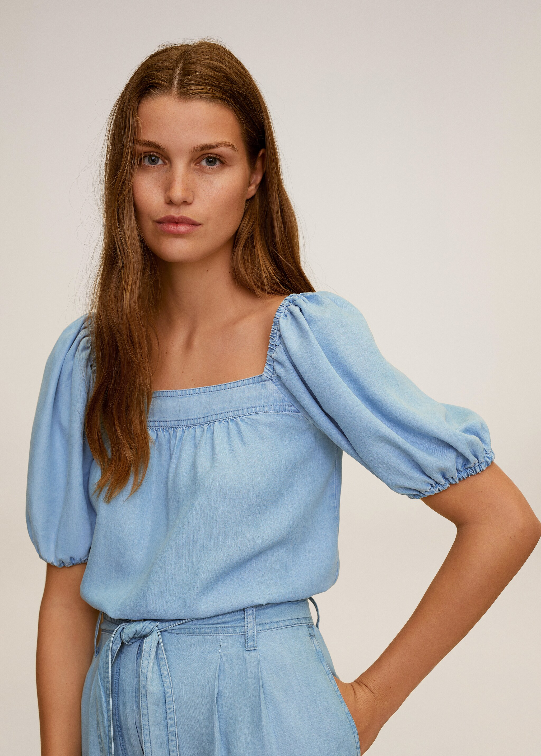 Blusa denim off-shoulder - Plano medio
