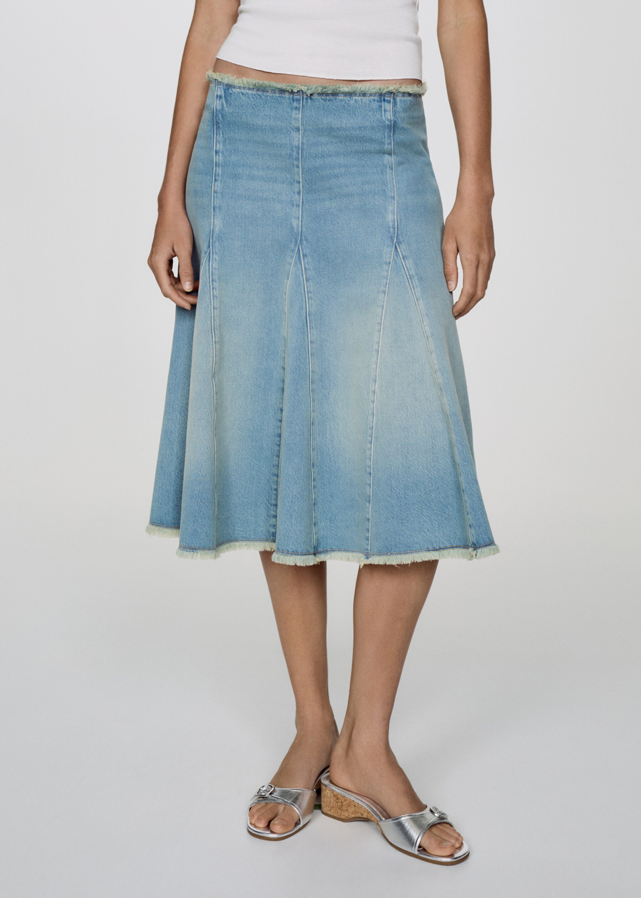 Jeansrock mit ausgefransten Abschlüssen - Mittlere Ansicht