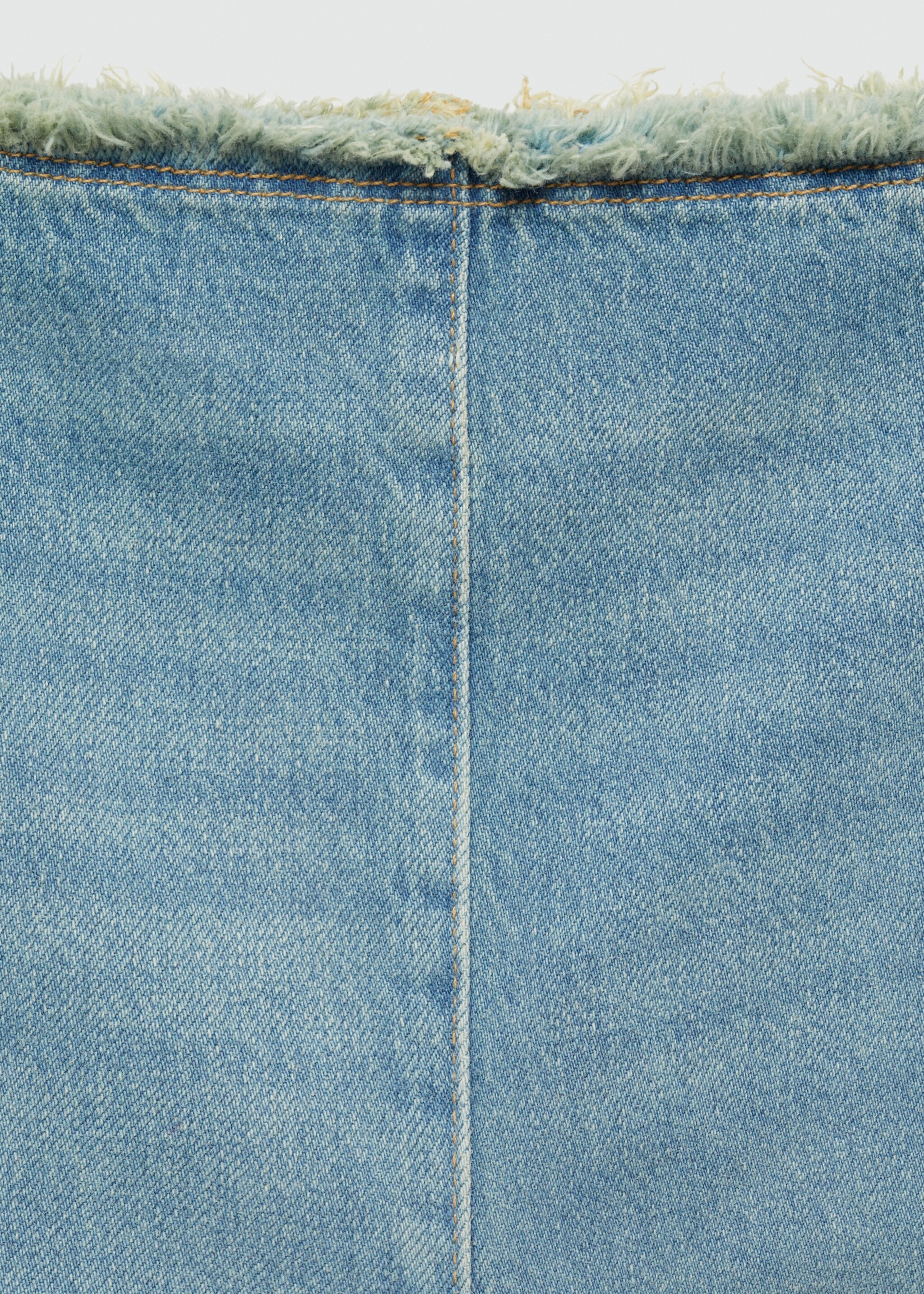 Jeansrock mit ausgefransten Abschlüssen - Detail des Artikels 8